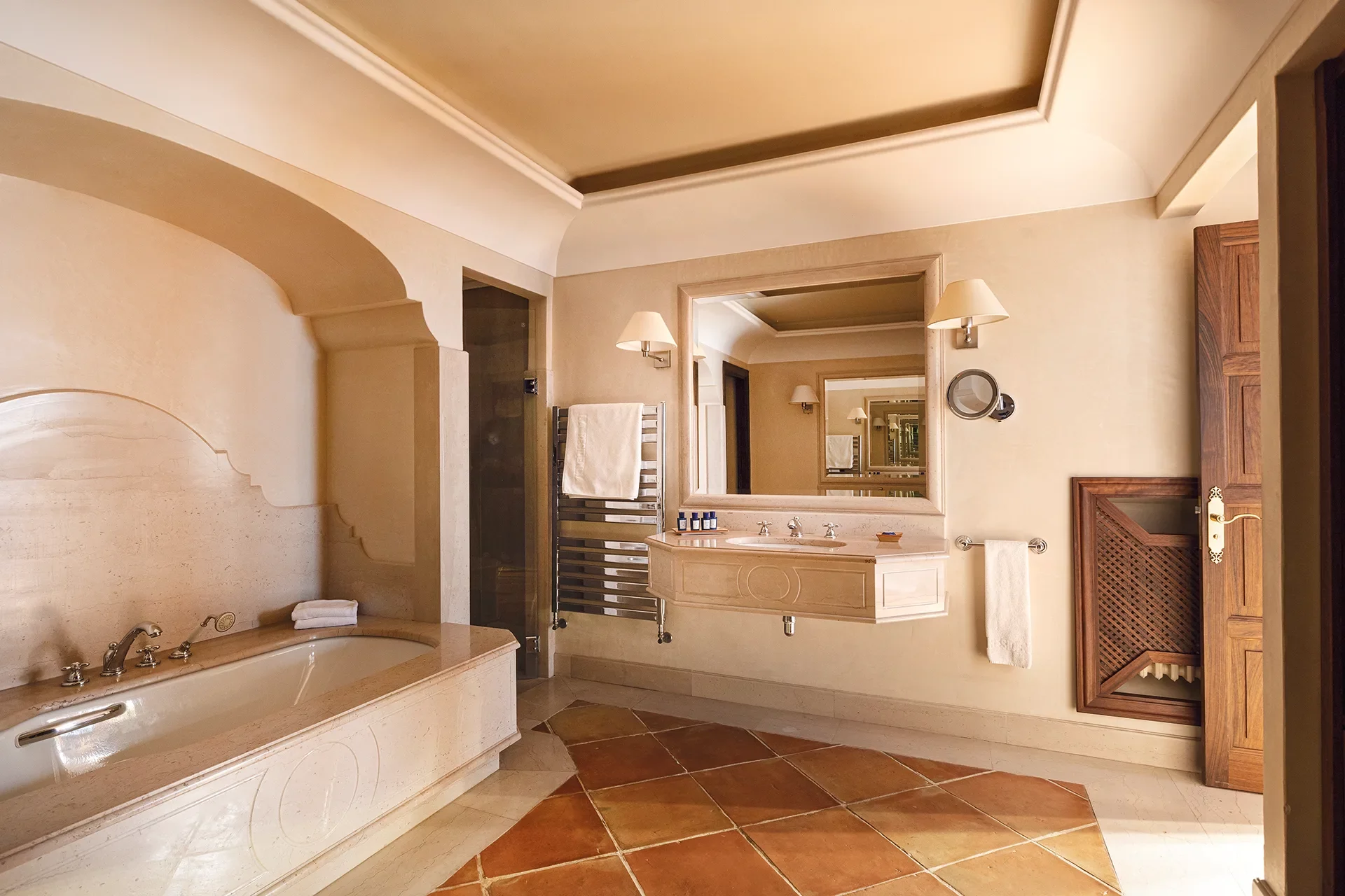 Antikes Badezimmer mit Marmor