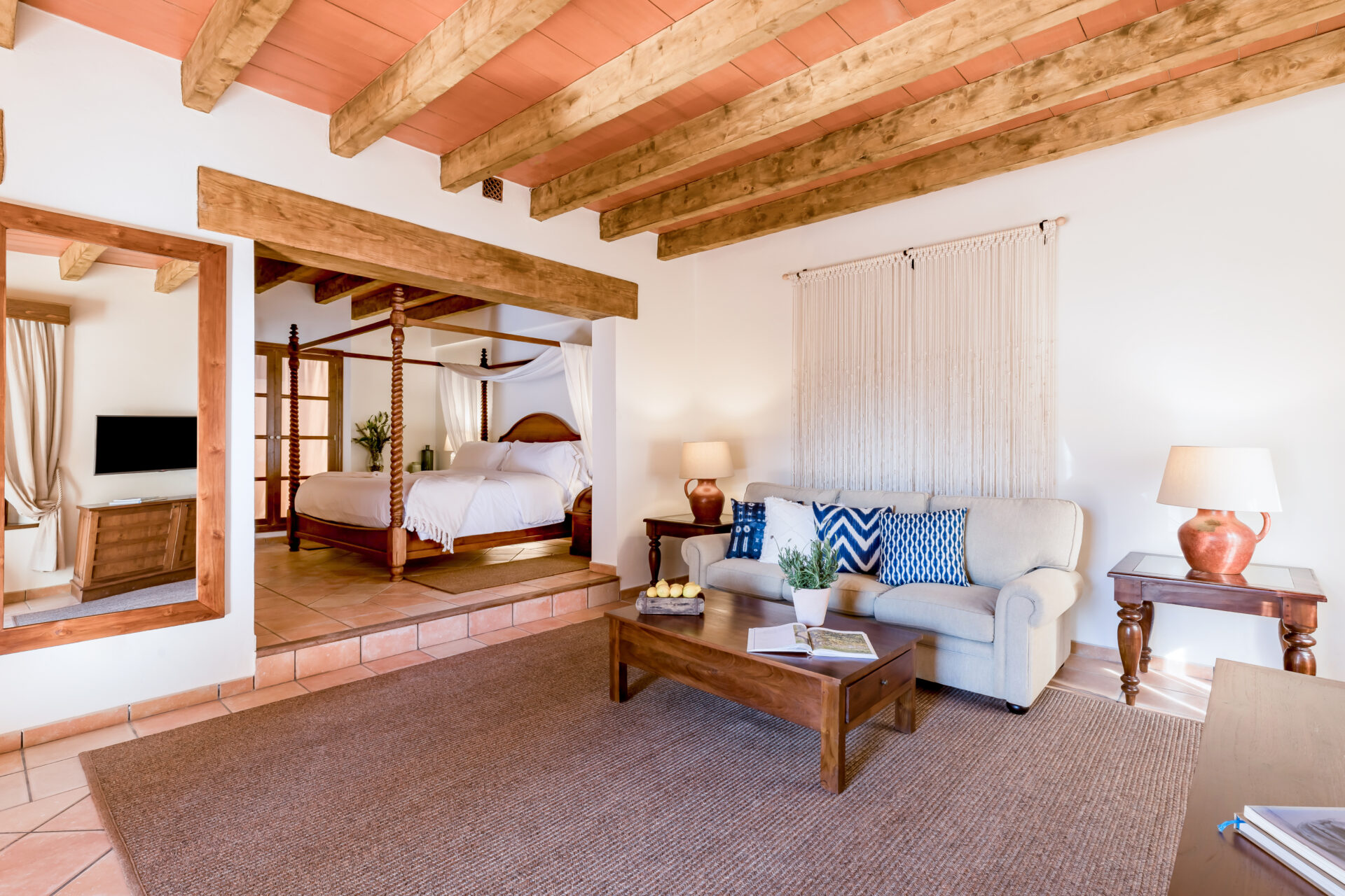Raum mit Holzmöbeln und Terrakotta Boden