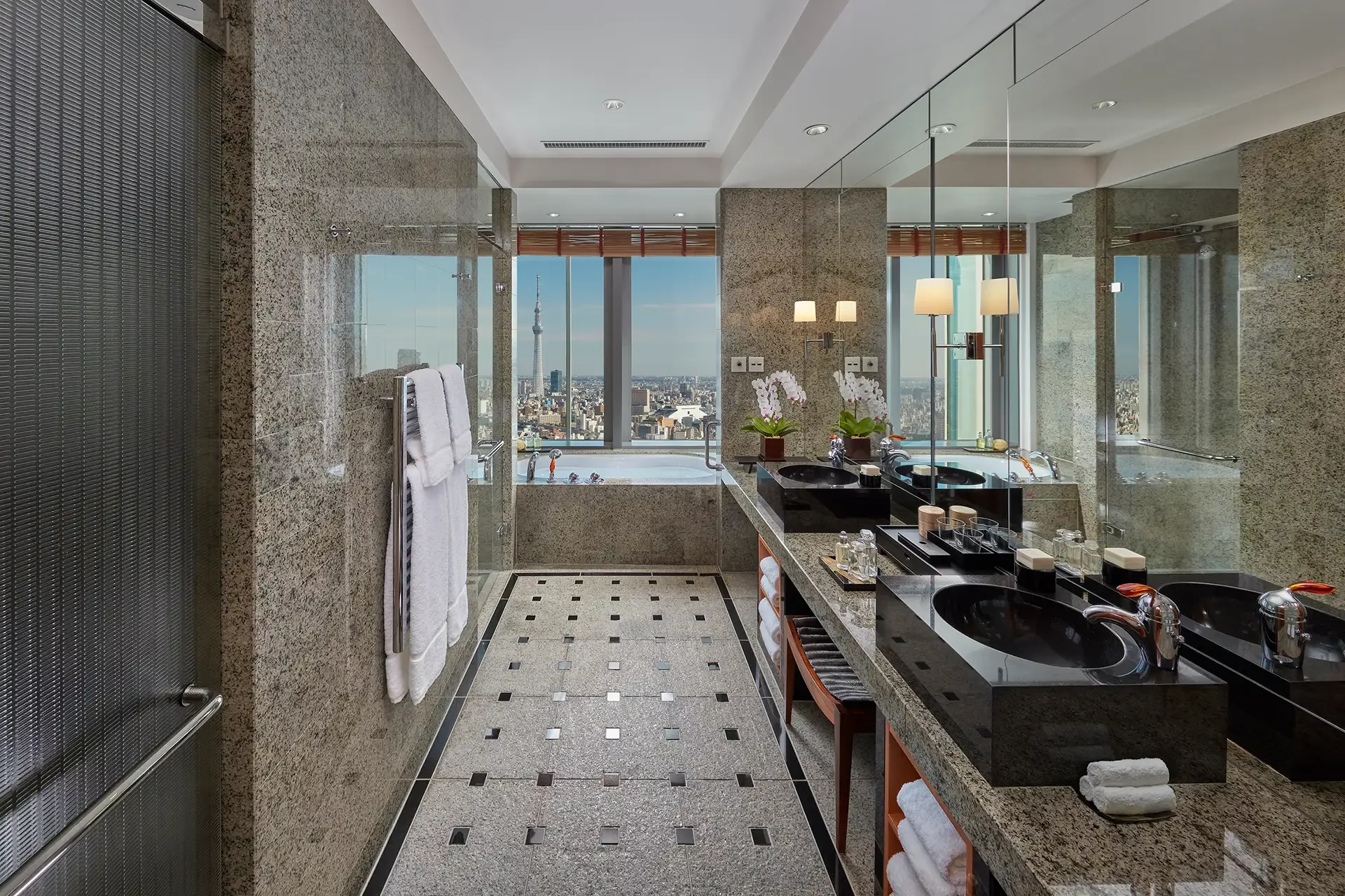 Badezimmer mit Steinboden und Panoramafenster