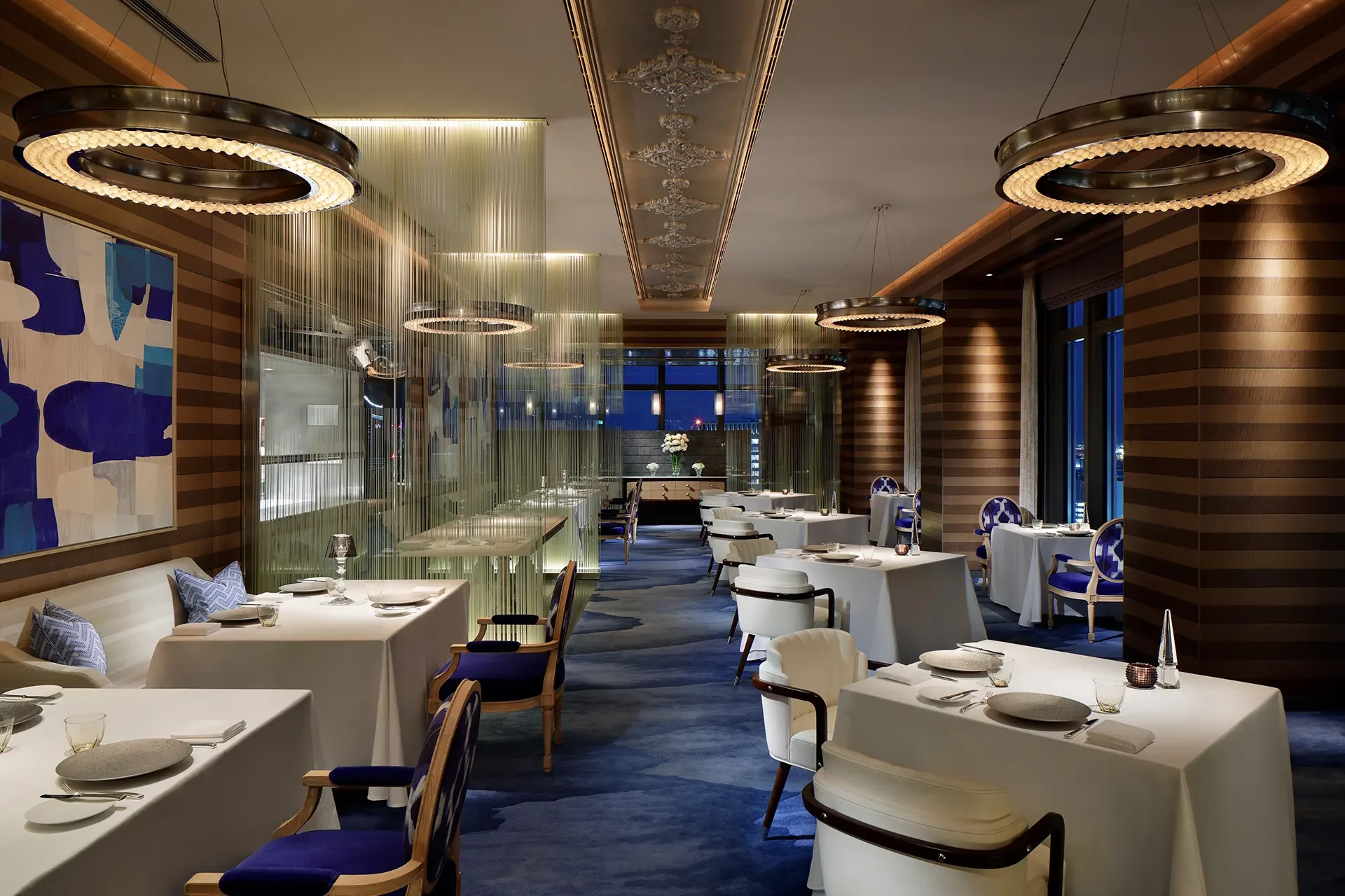 Elegantes Restaurant mit gedeckten Tisch