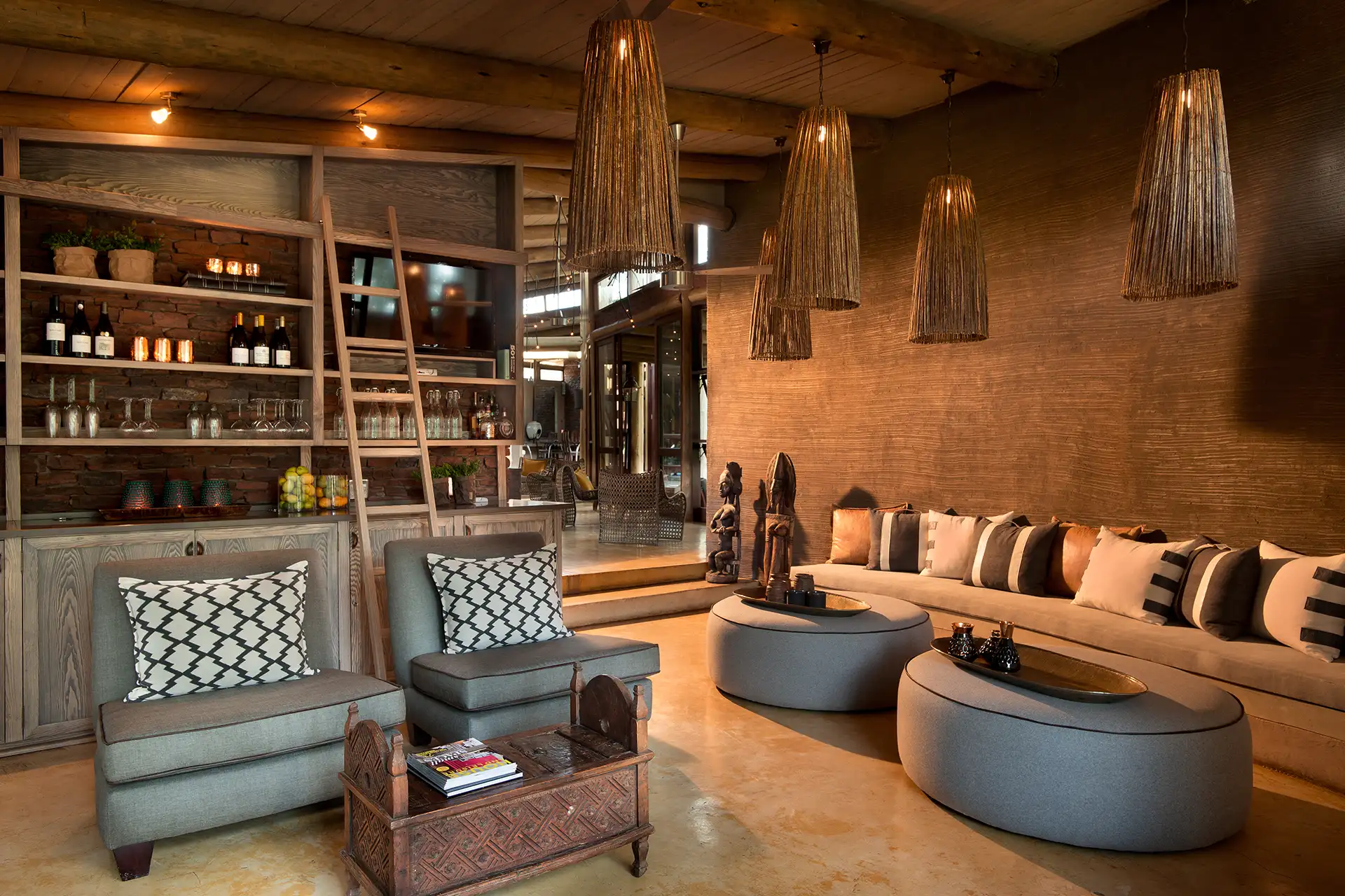 Gemütliche Lounge mit Bar im afrikanischen Stil