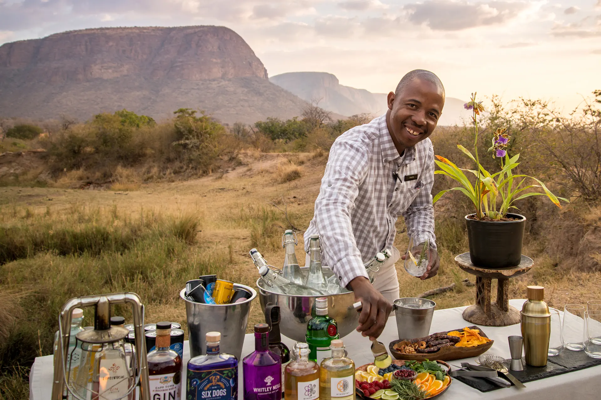 Ranger bereitet einen Drink im afrikanischen Busch zu