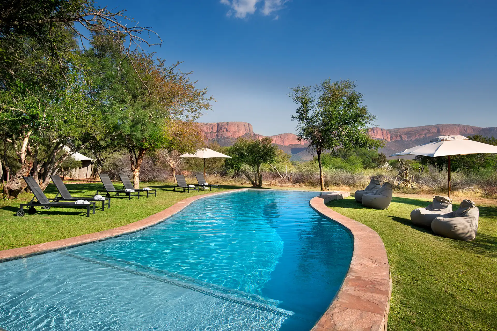Pool einer Luxus Lodge im afrikanischen Busch