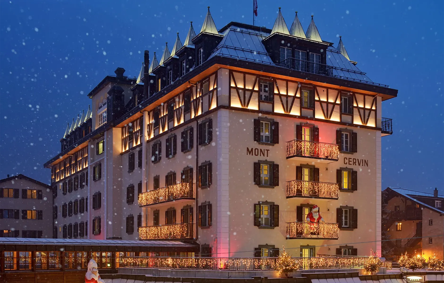 Nächtlich beleuchtetes Grand Hotel im Winter
