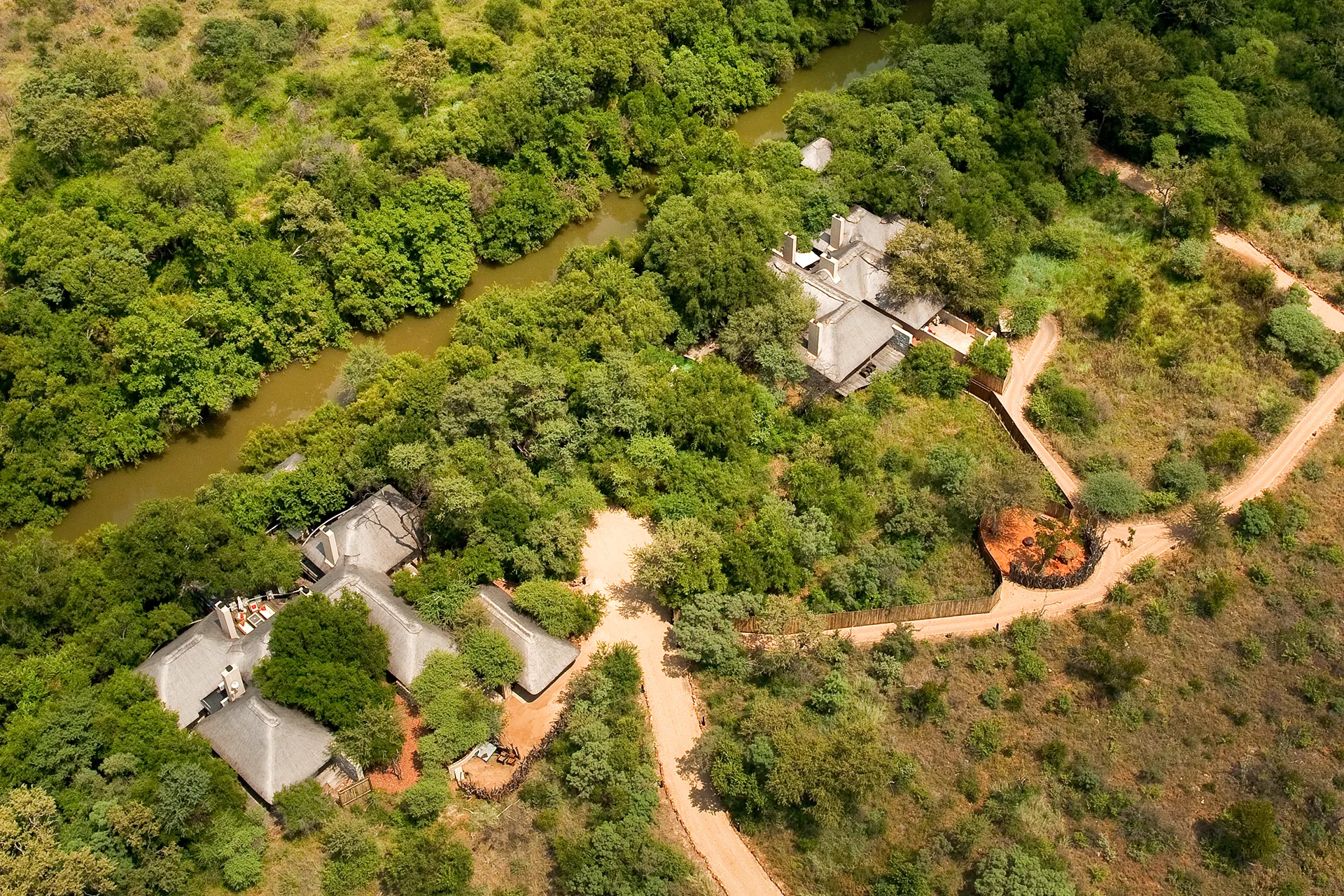 Luftaufnahme zweier Gebäude im afrikanischen Busch