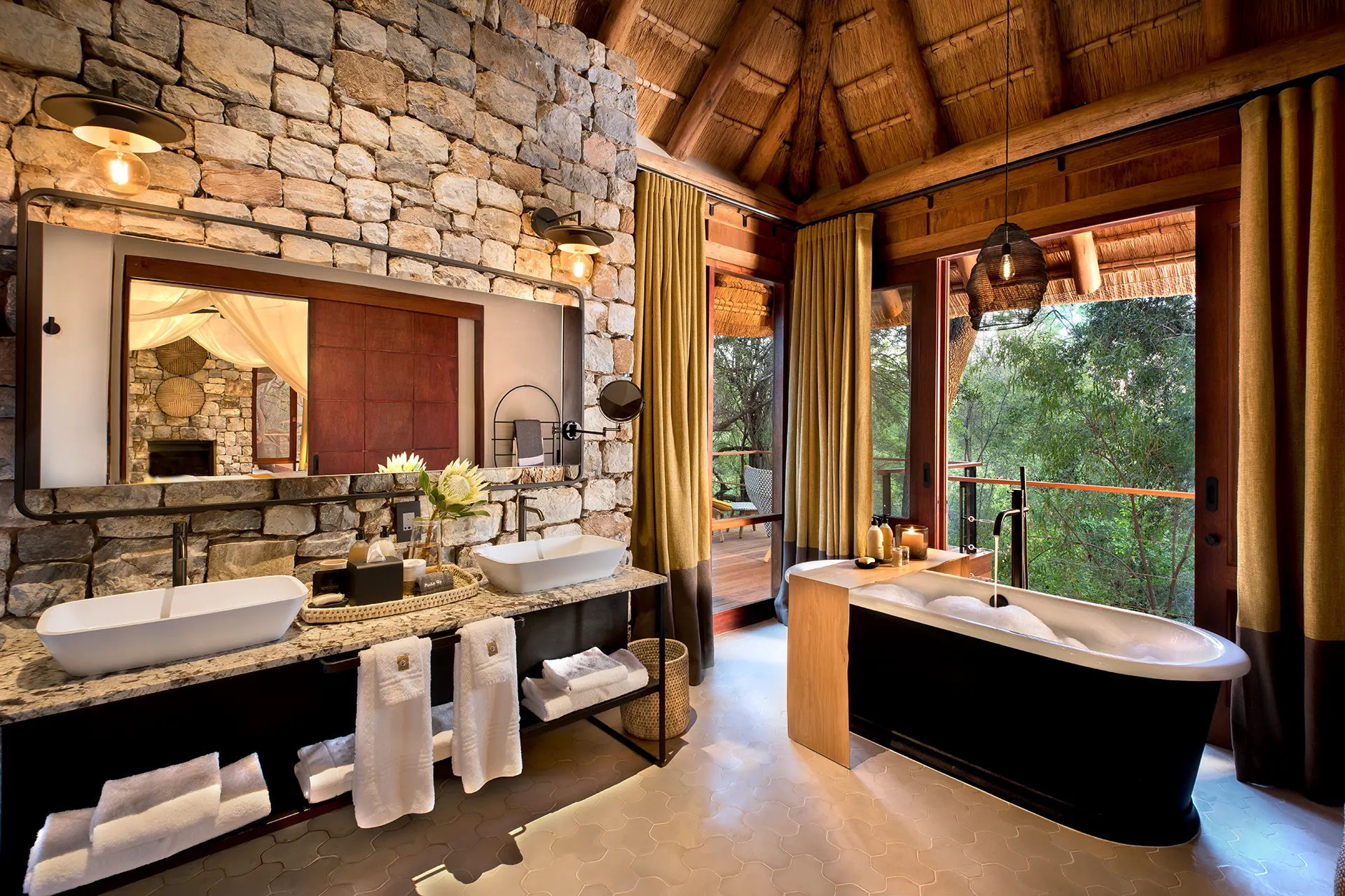 Badezimmer mit Steinwand und Holzdecke