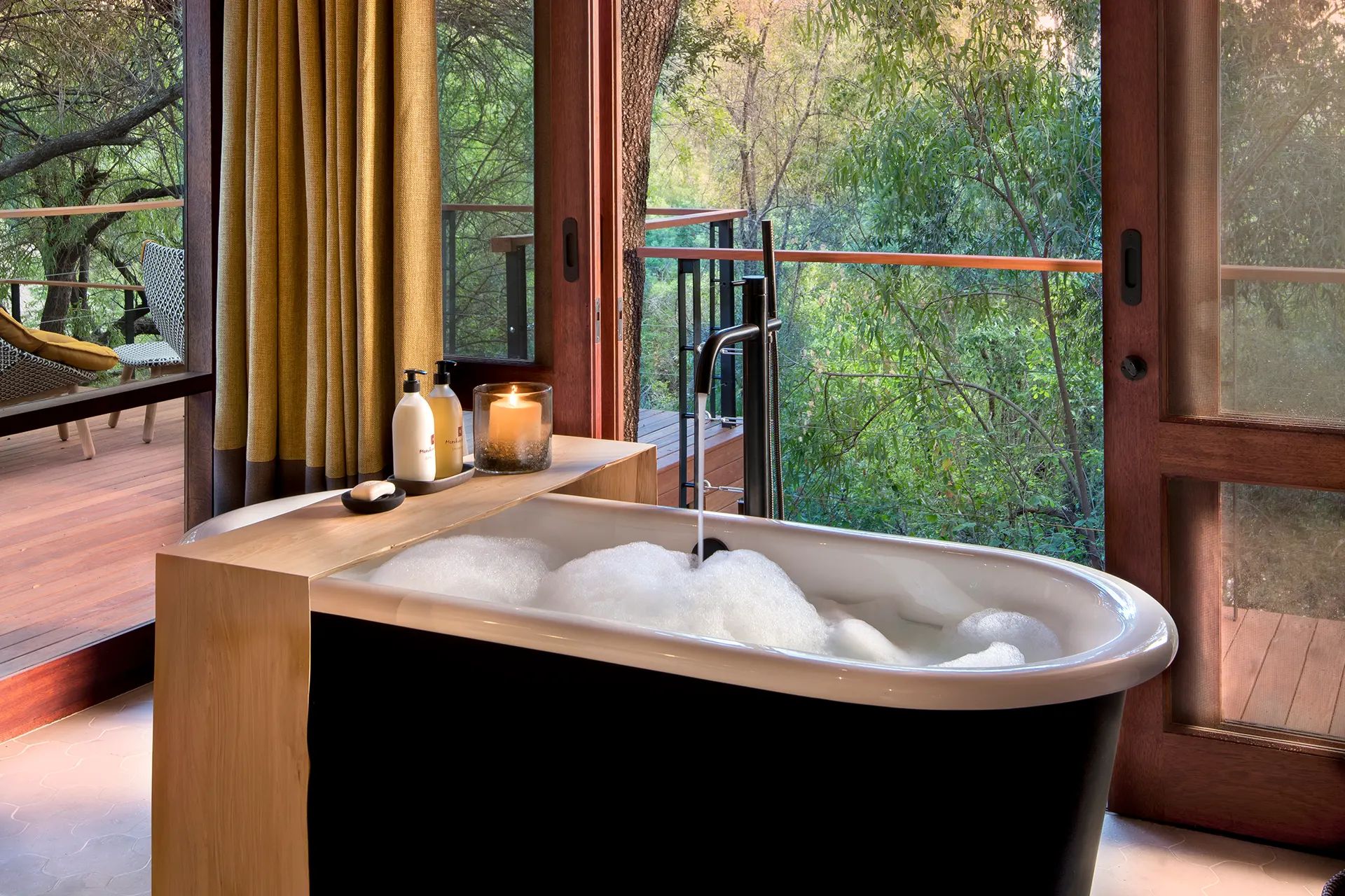 Freistehende Badewanne vor Panoramafenster