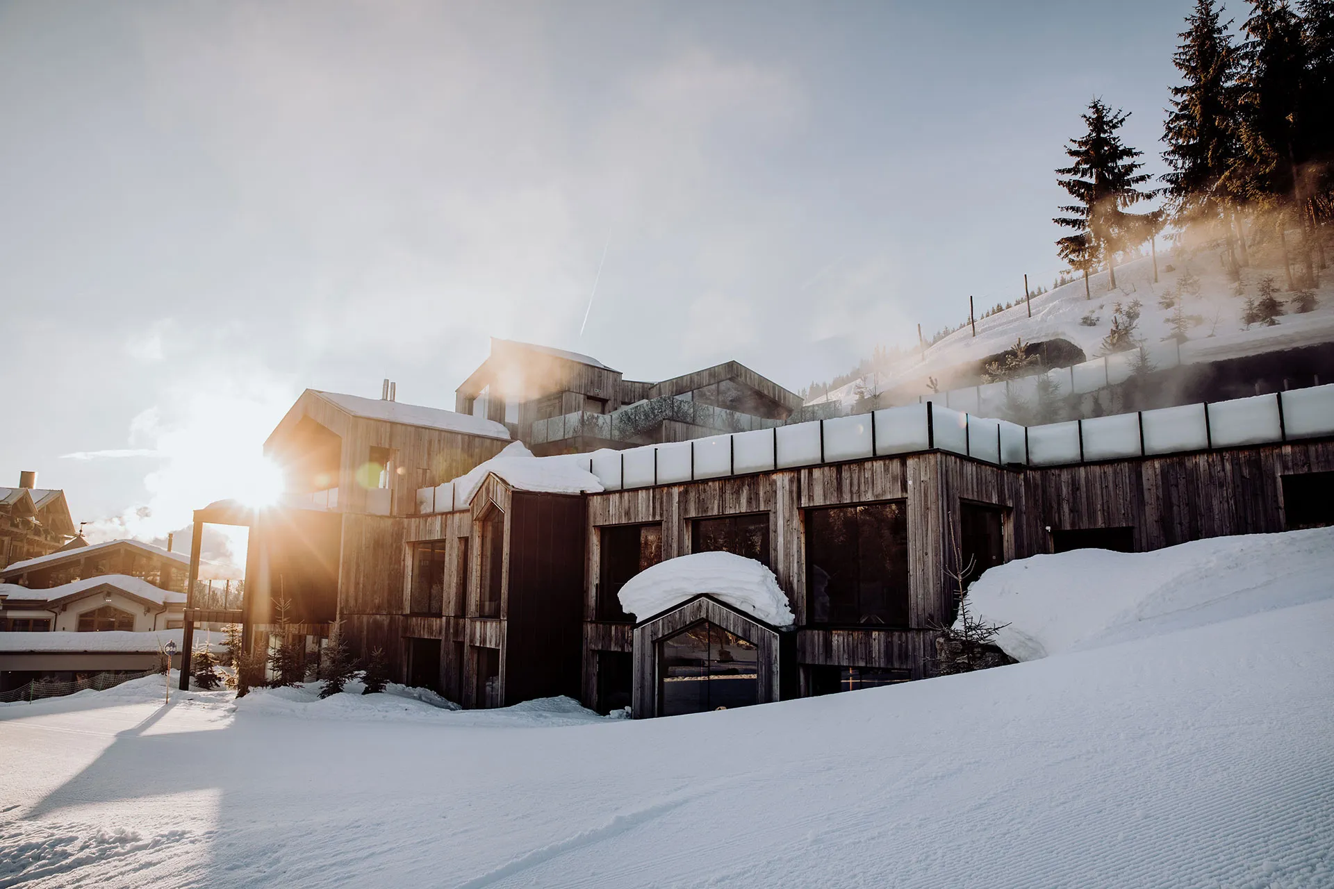 Winterliche Aussenfassade eines Skihotels