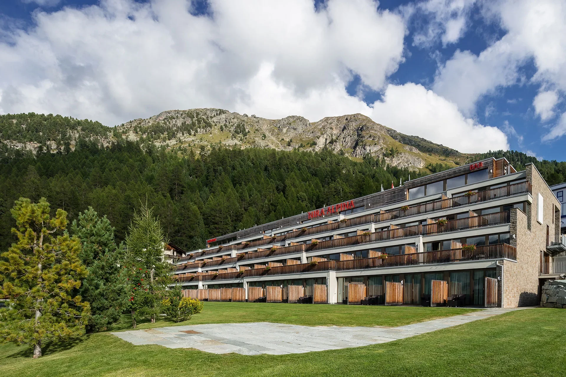 Mehrstöckiges Hotel vor Berglandschaft