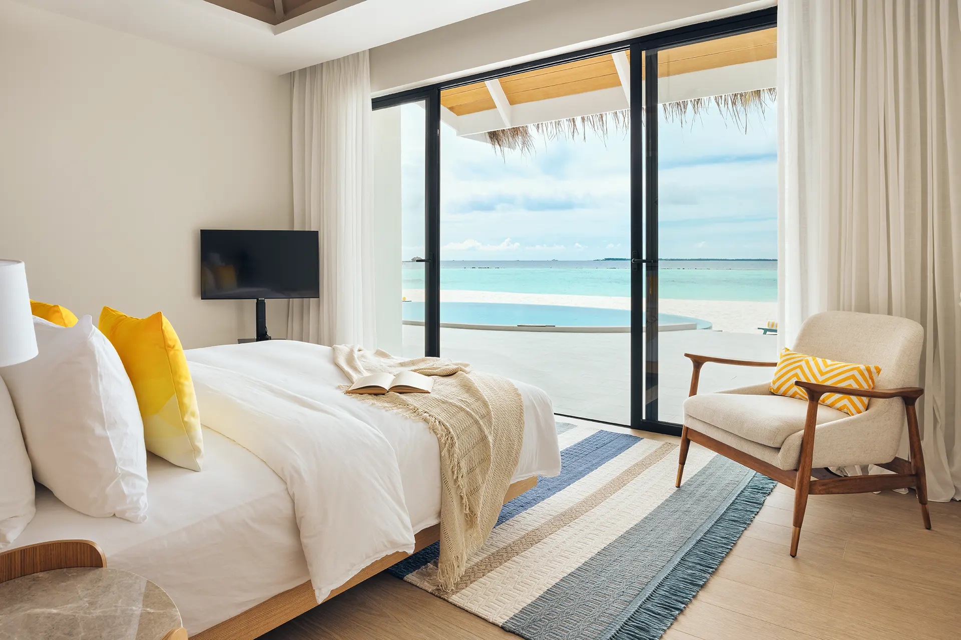 Schlafzimmer mit Blick auf Strand und Meer