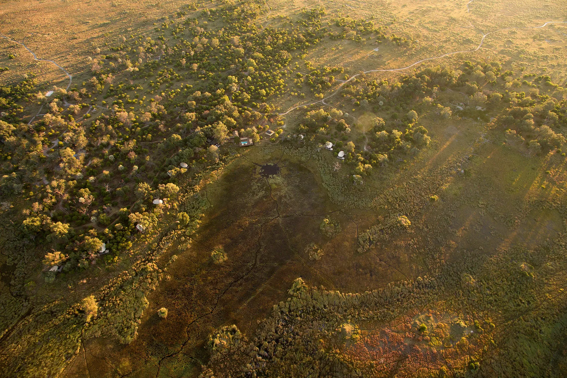 Luftaufnahme eines Safari Camp in Botswana