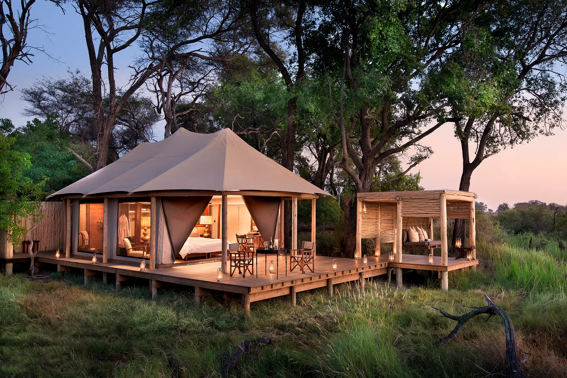 Luxuriöses Safari Zelt unter Bäumen