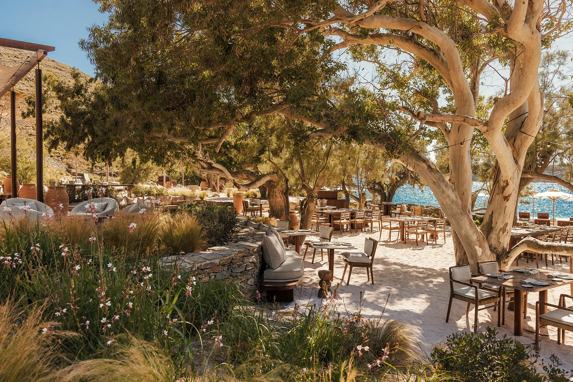 Restaurant mit Esstischen im Sand