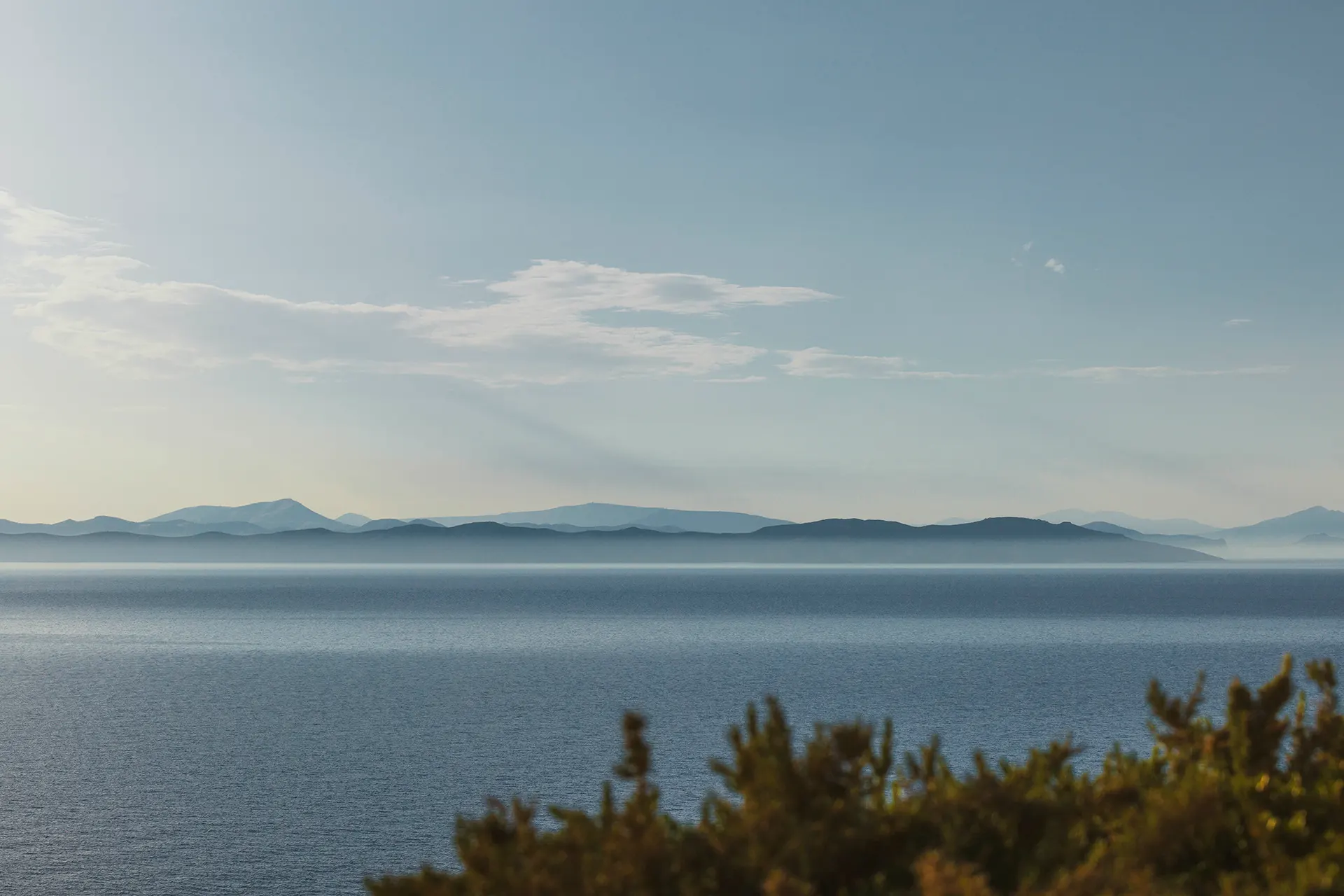 Meerblick mit sanften Bergen im Hintergrund