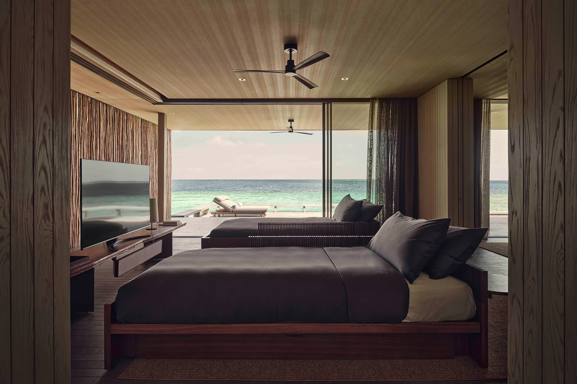 Schlafzimmer mit zwei Twin Beds im Patina Maldives Fari Islands