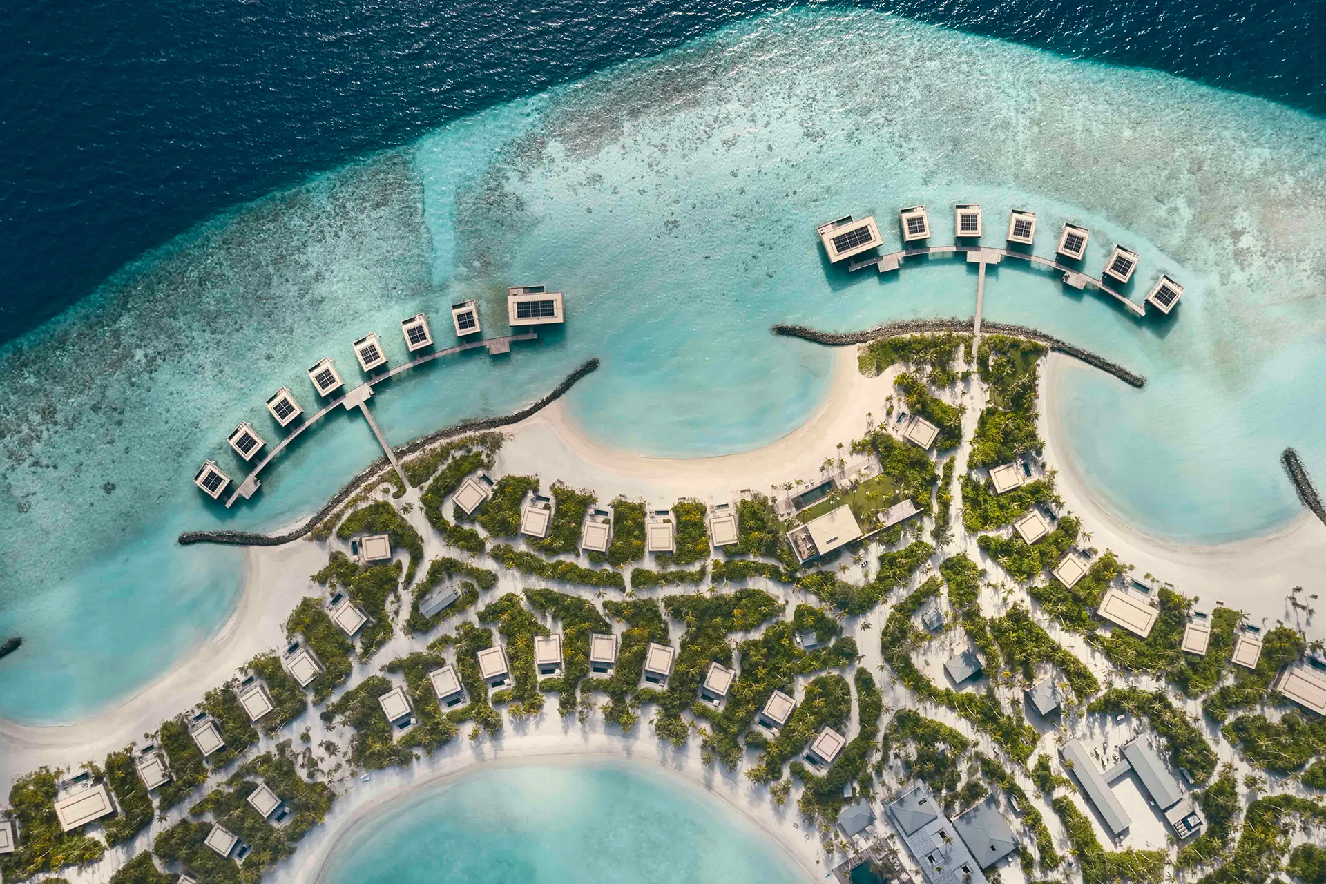 Luftaufnahme einer maledivischen Insel