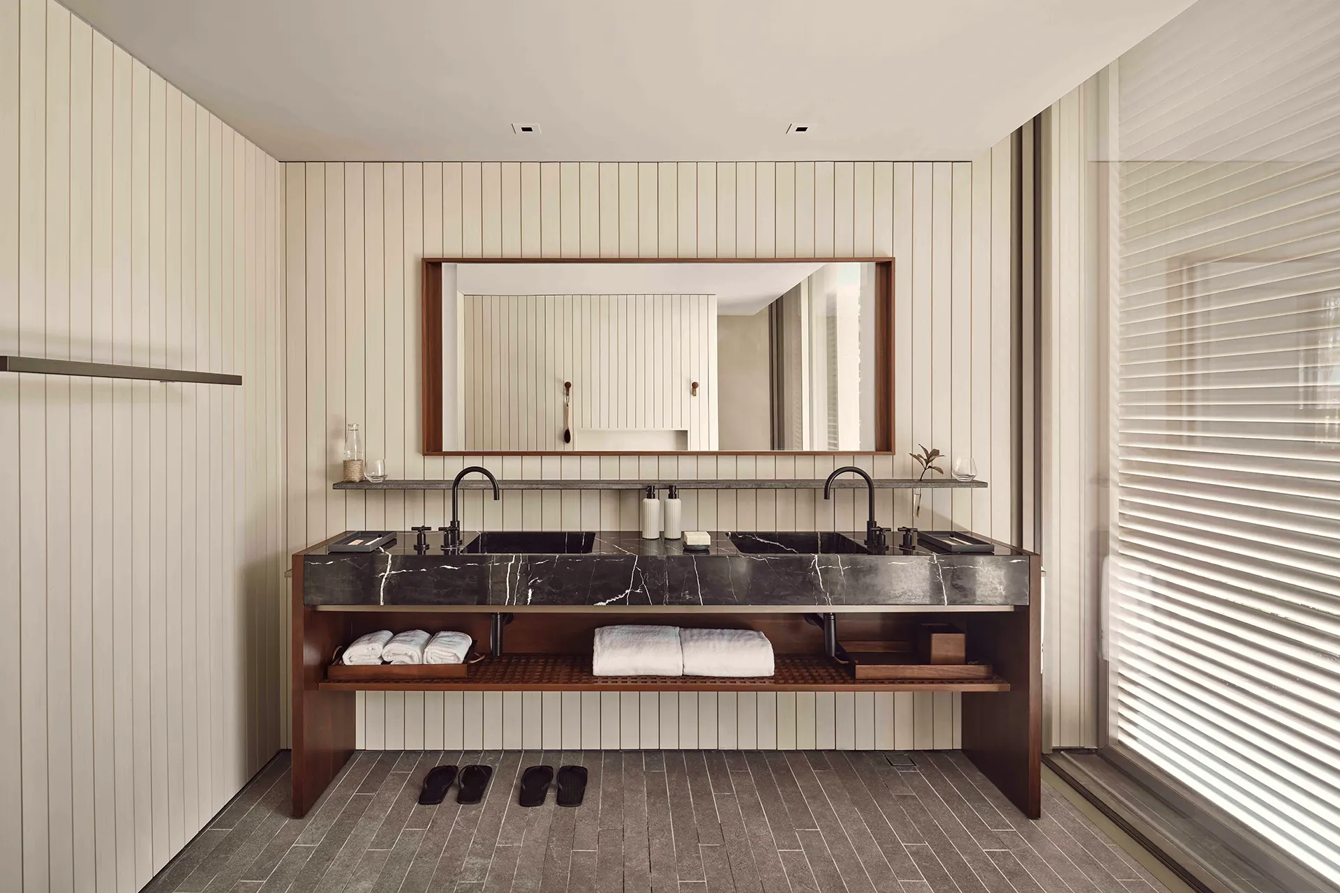 Minimalistisches Badezimmer einer Luxusvilla