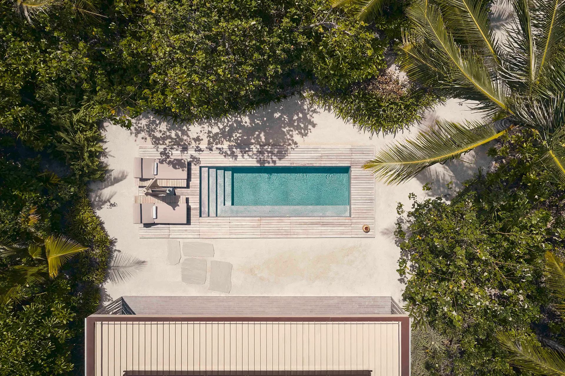 Luftaufnahme eines Pools vor einer Villa