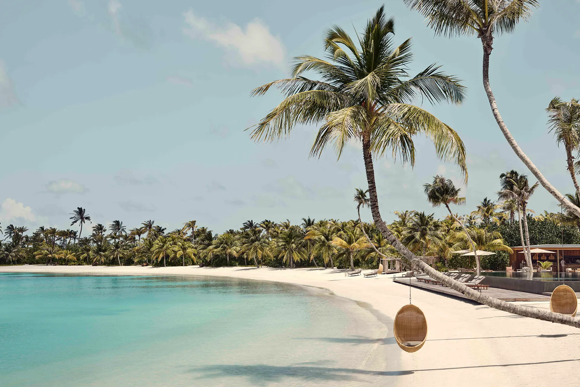 Palmengesäumter Strand des Patina Maldives Fari Islands