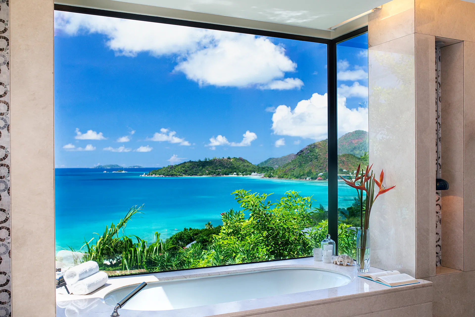 Badewanne vor Fenster mit Meerblick