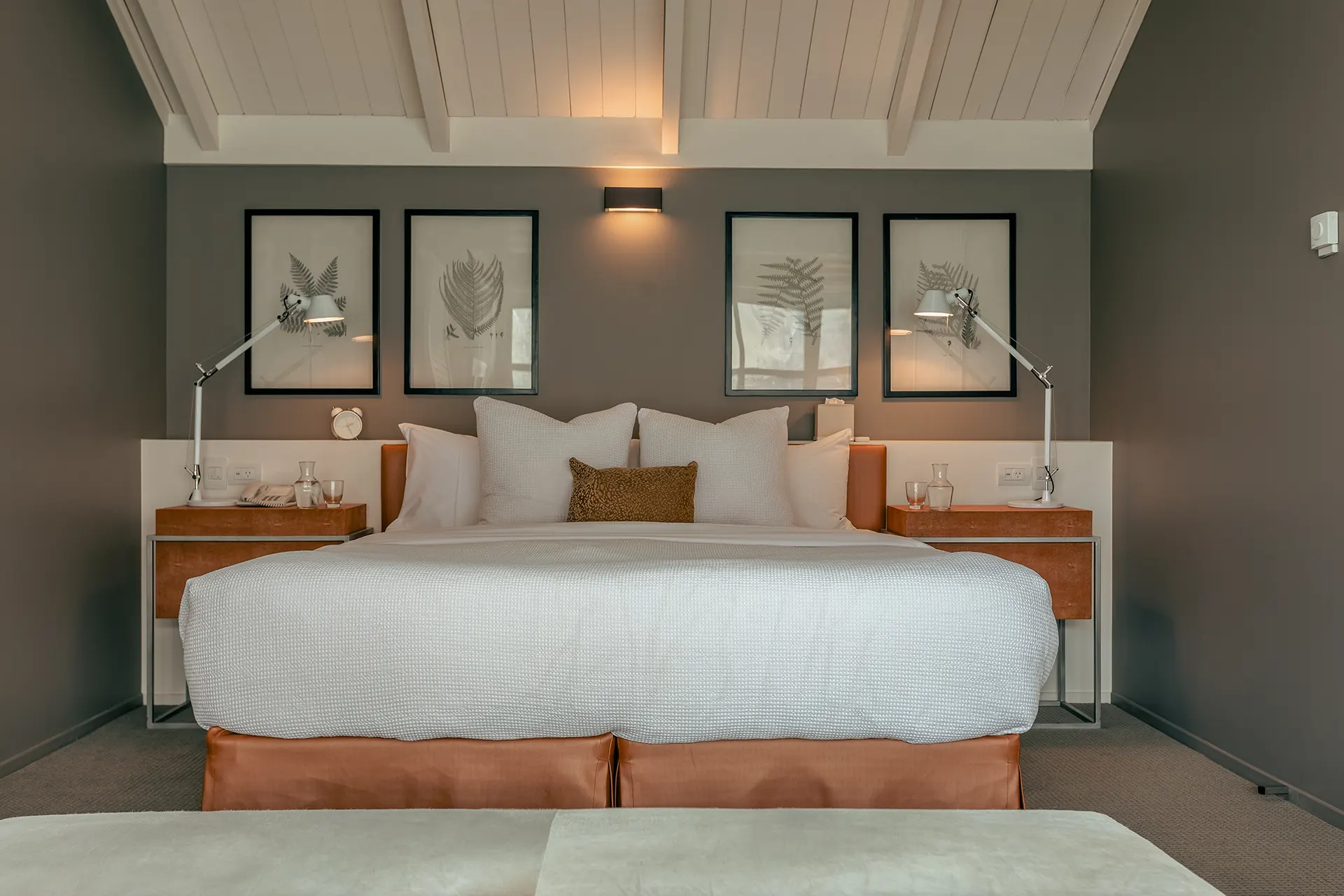 Elegant designtes Doppelzimmer mit Bett