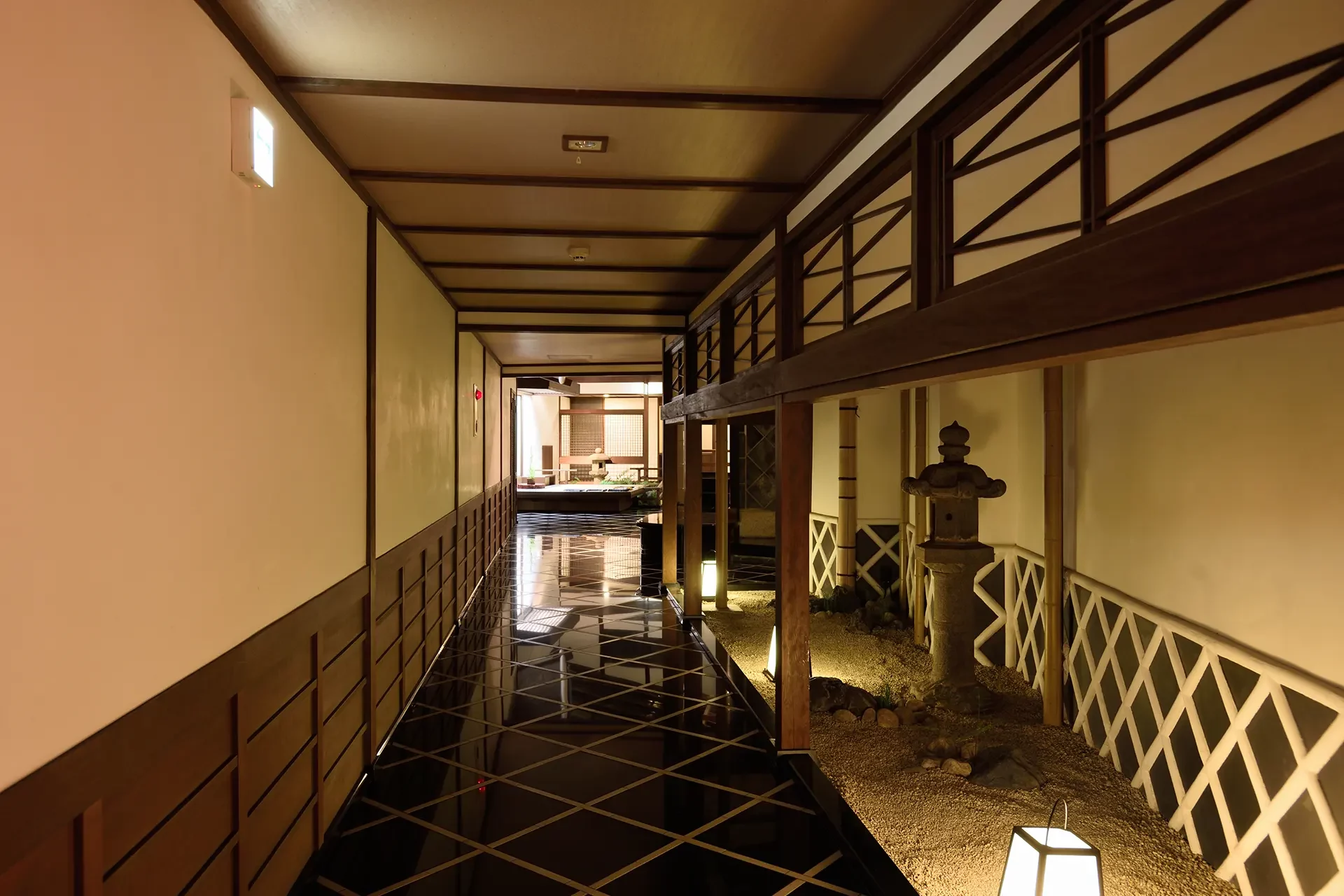 Langer Gang in einem japanischen Hotel
