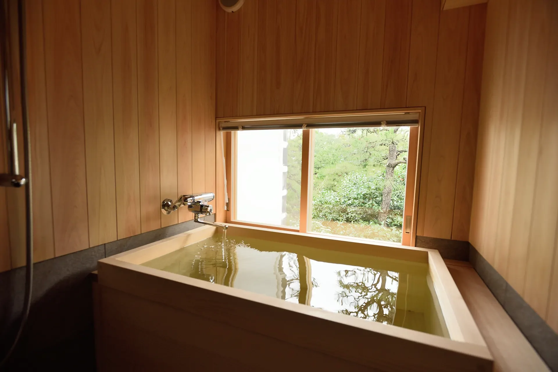 Schlichte Badewanne aus hellem Holz
