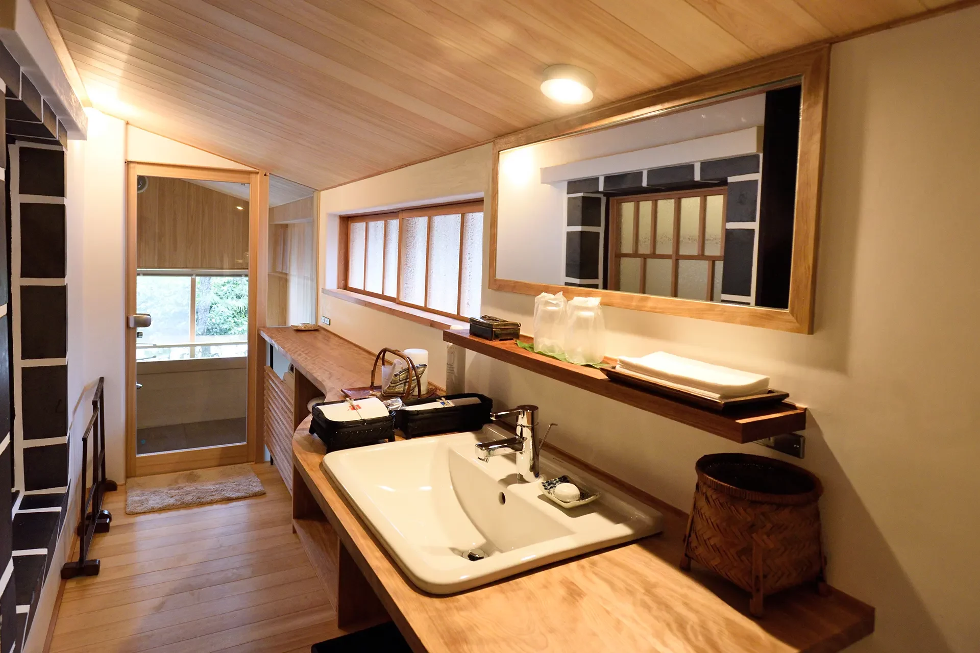 Badezimmer mit Holzdekor