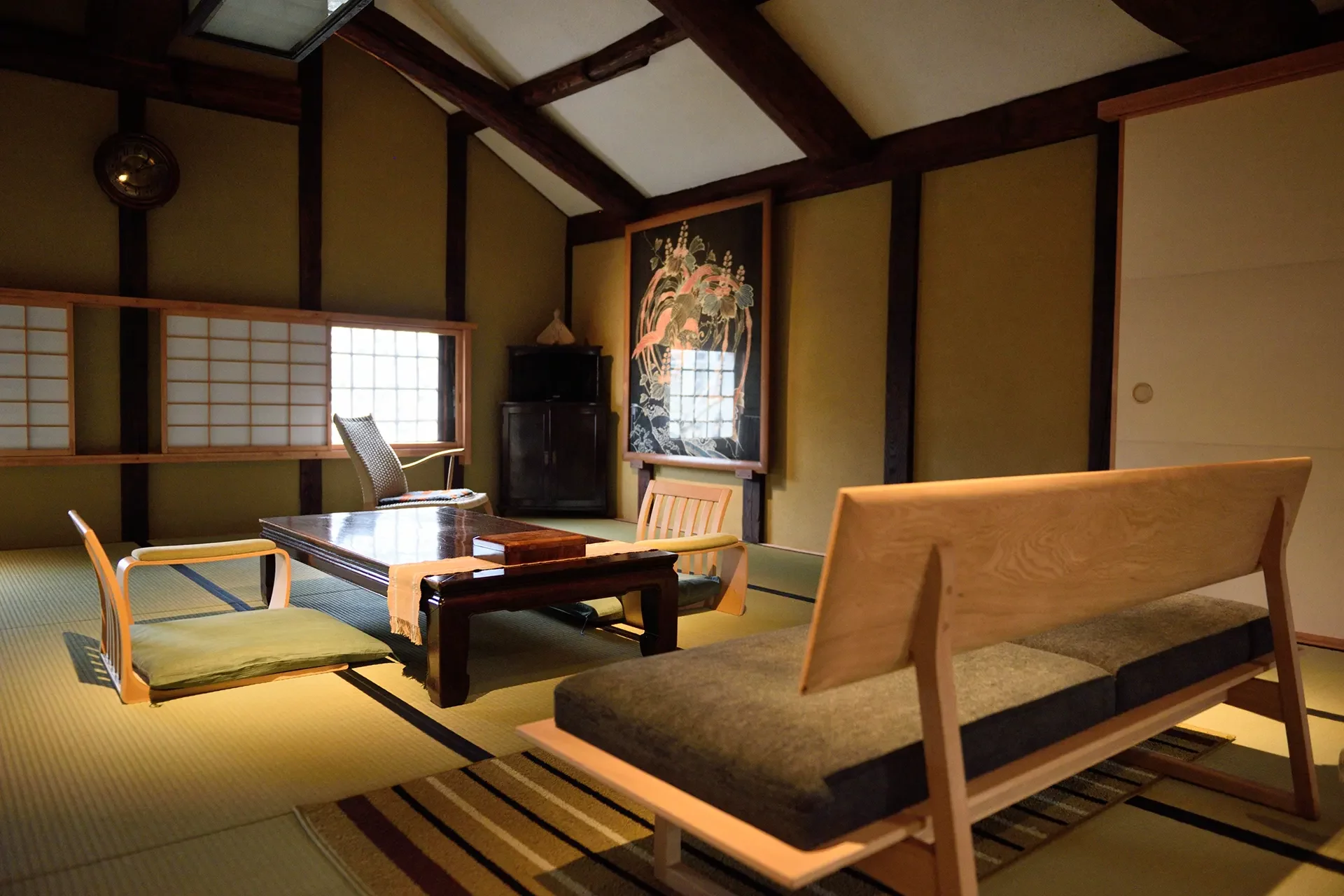 Japanisches Wohnzimmer mit Sitztisch