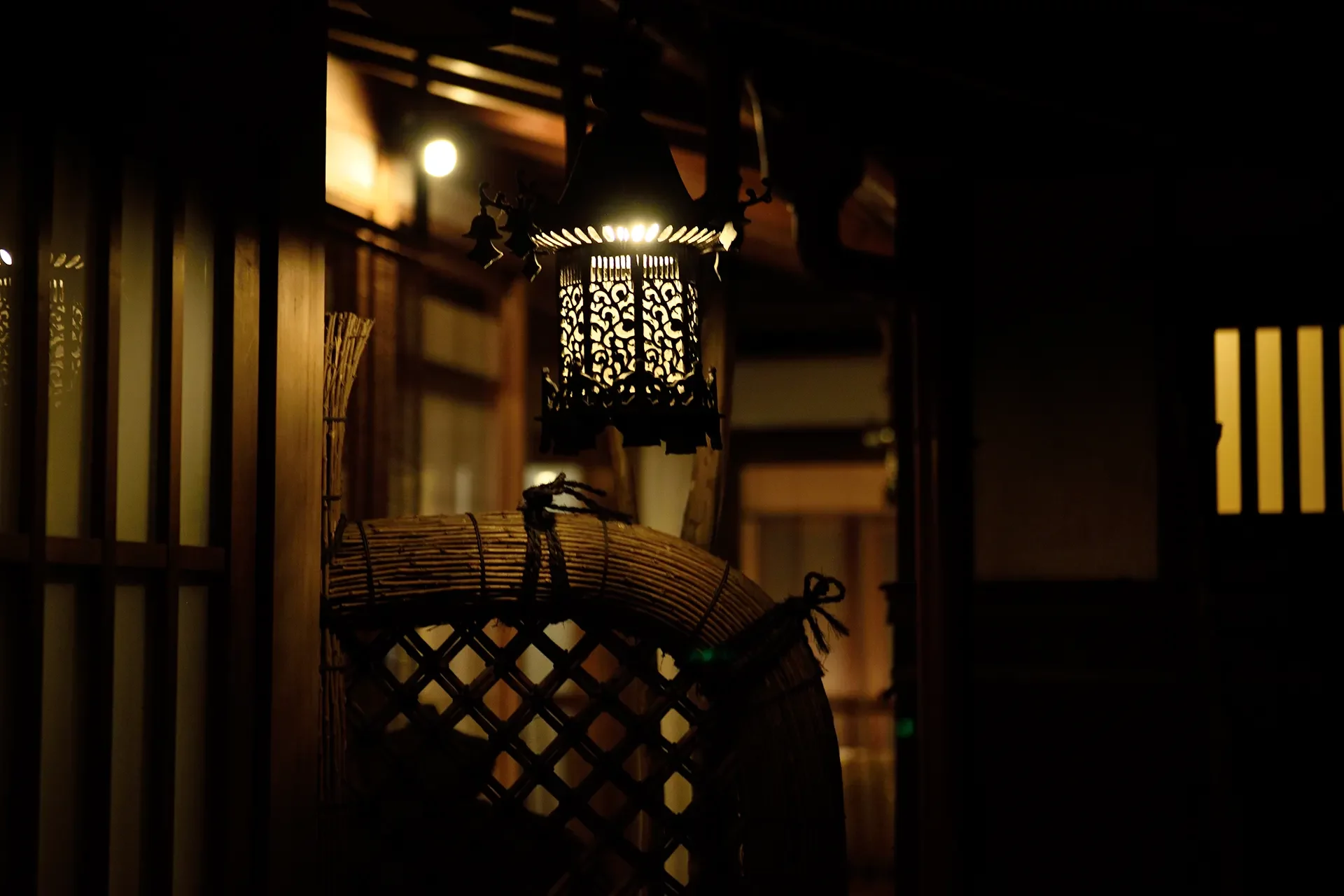 Japanische Lampe hängt von Vordach
