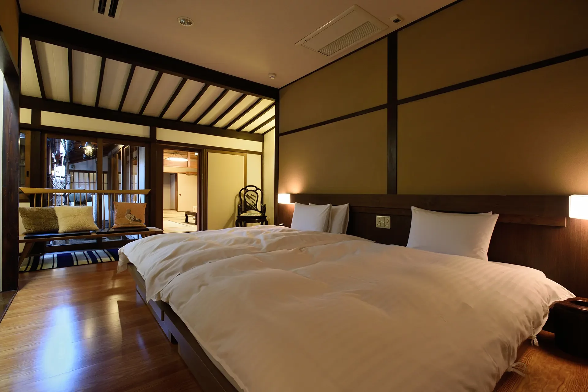 Großes Bett eines japanischen Schlafzimmers