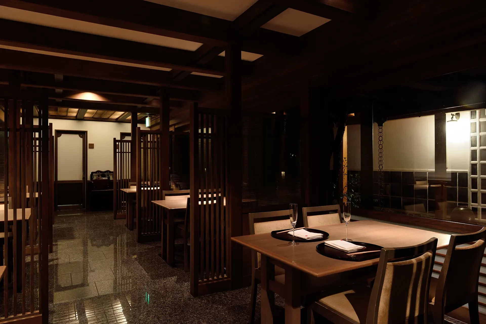 Dunkel gestaltetes japanisches Restaurant