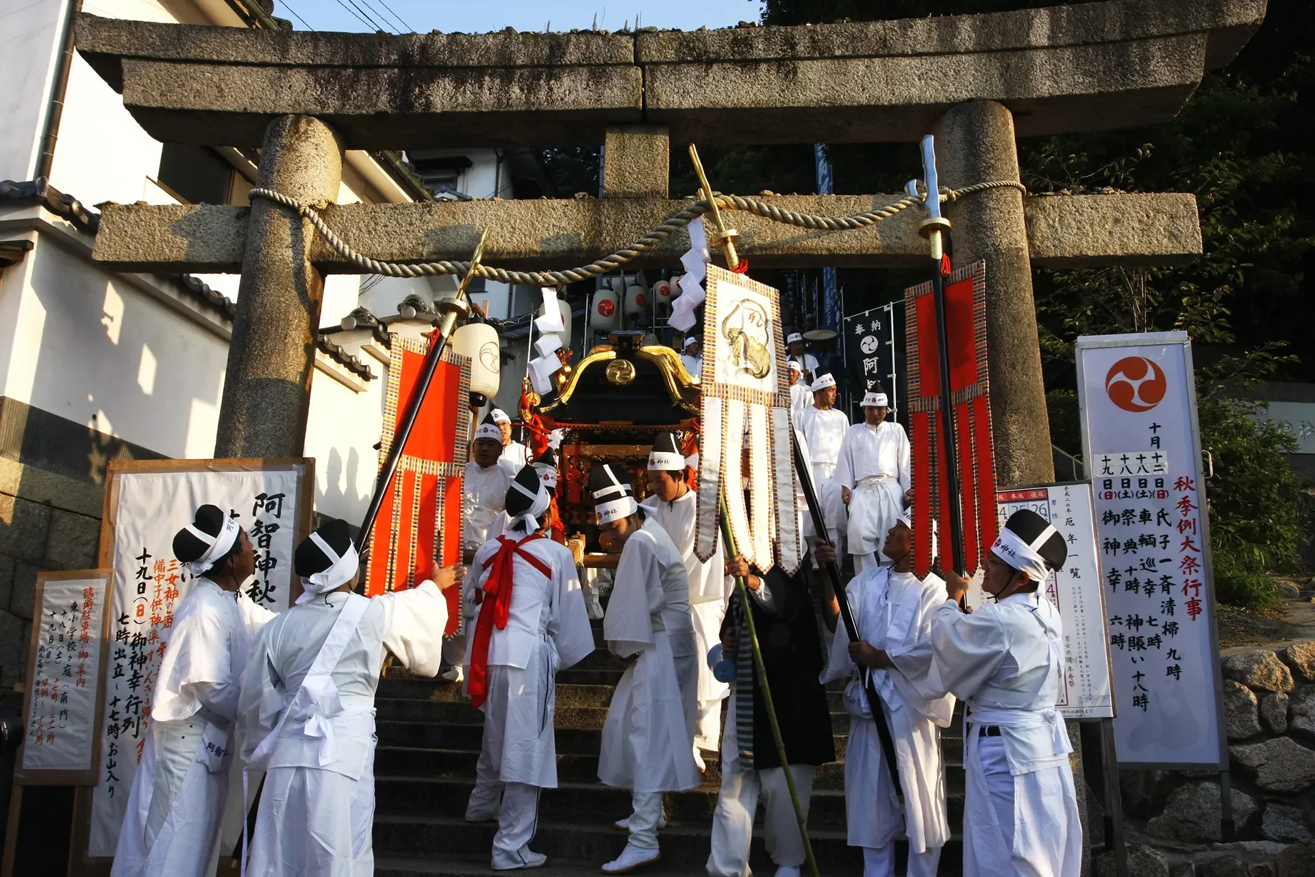 Japanische Zeremonie vor einem Tempel