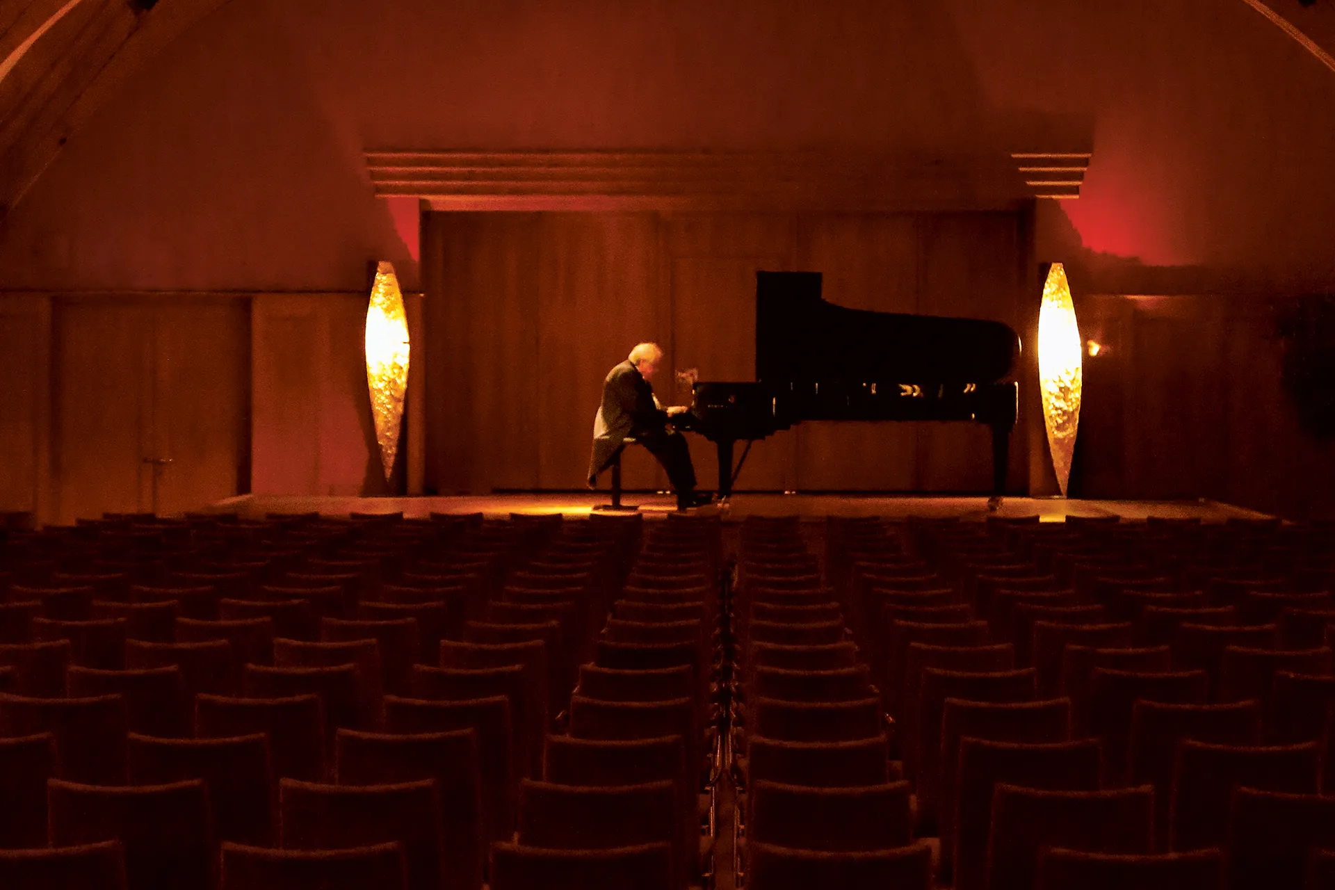 Klavierspieler auf der Bühne eines Konzertsaals