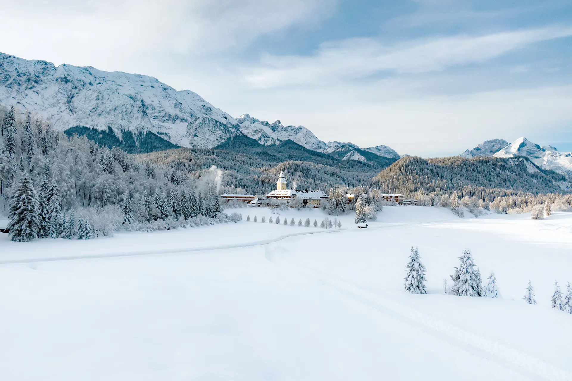 Schloss Elmau in winterlicher Landschaft