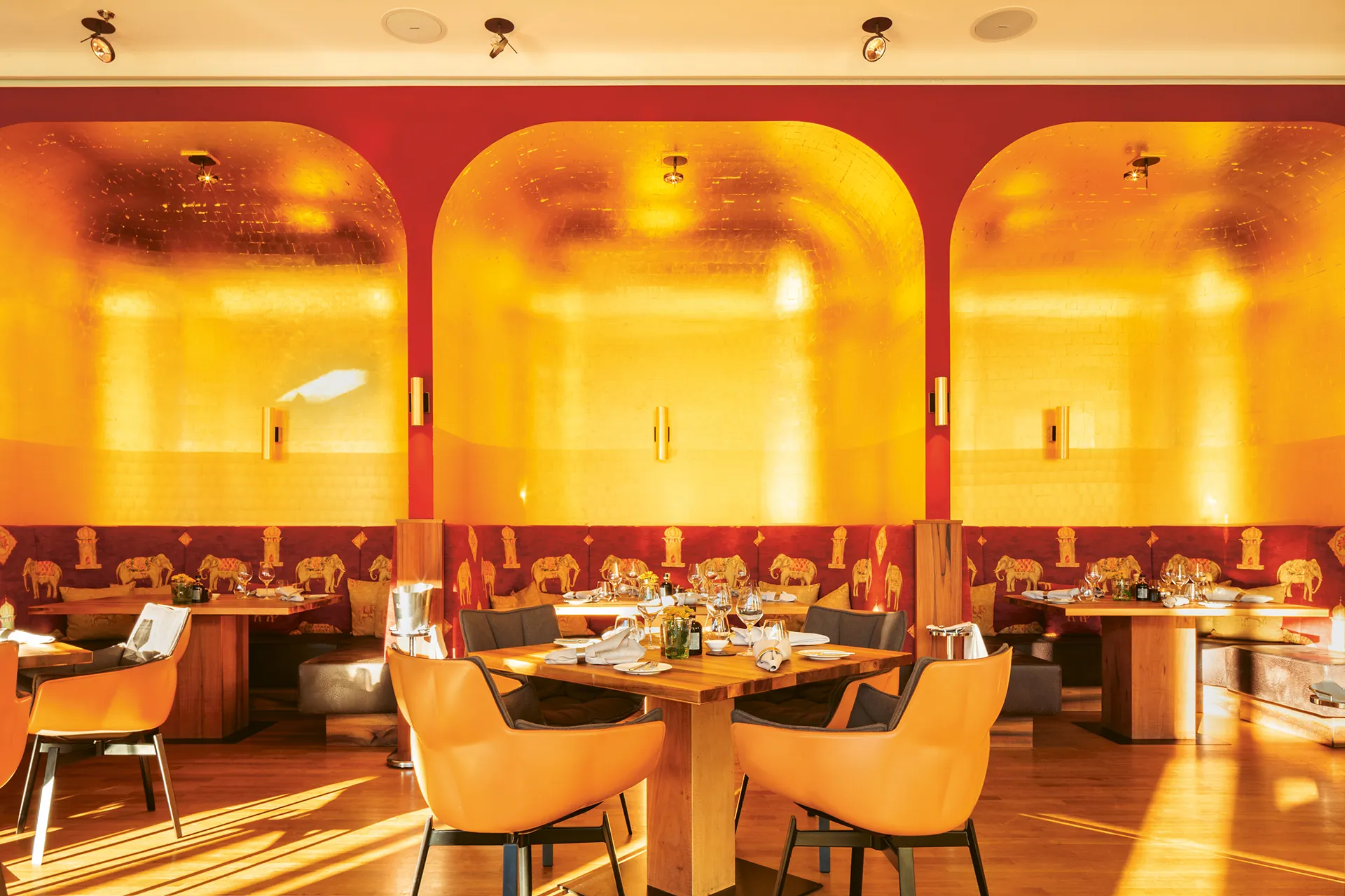 Restaurant mit vergoldeten Sitzbereichen
