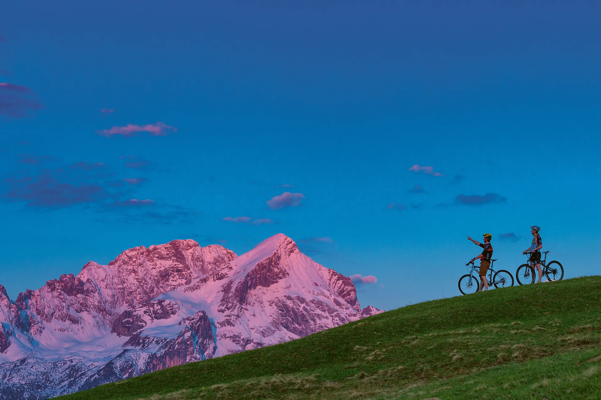 Zwei Mountainbiker vor Bergkulisse