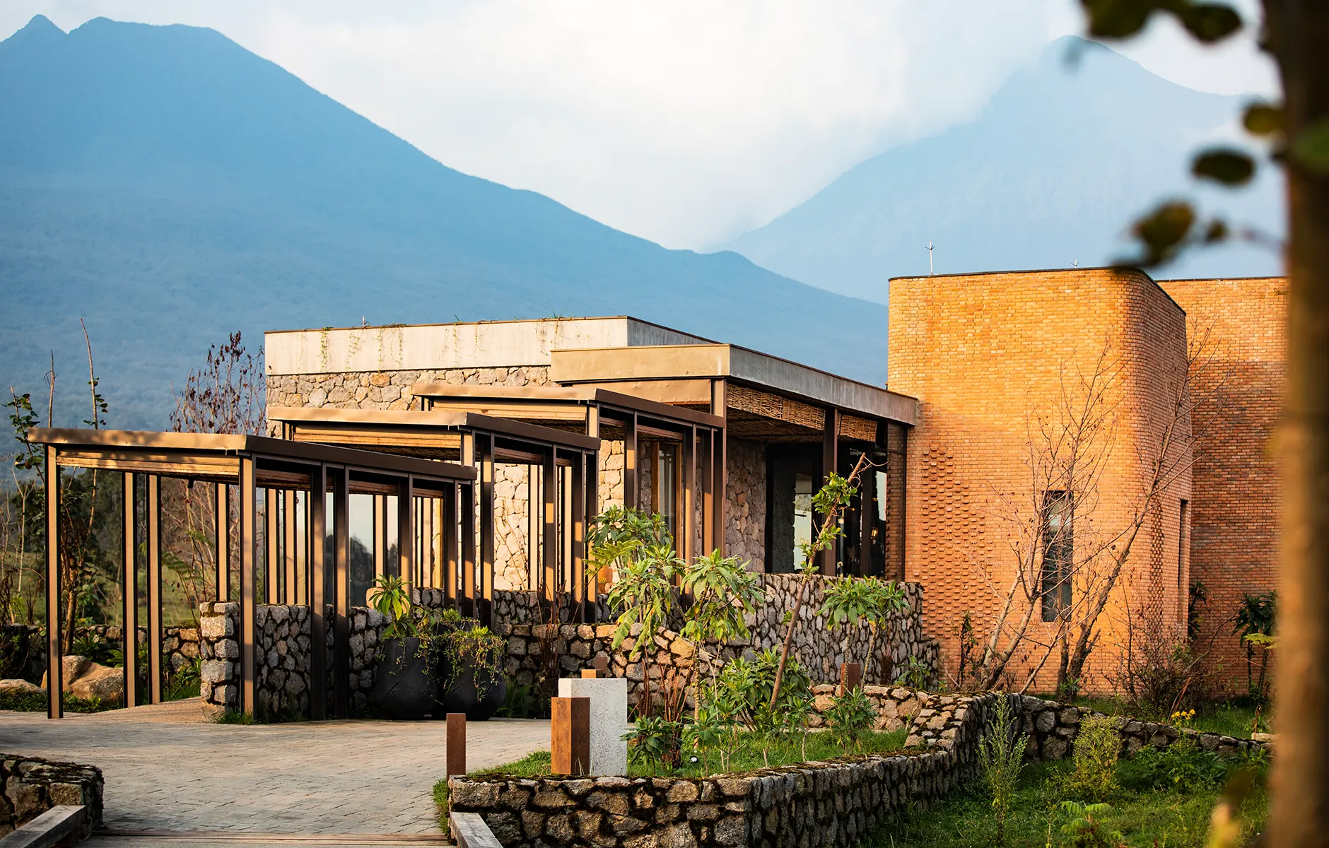 Moderne Lodge vor Vulkanlandschaft