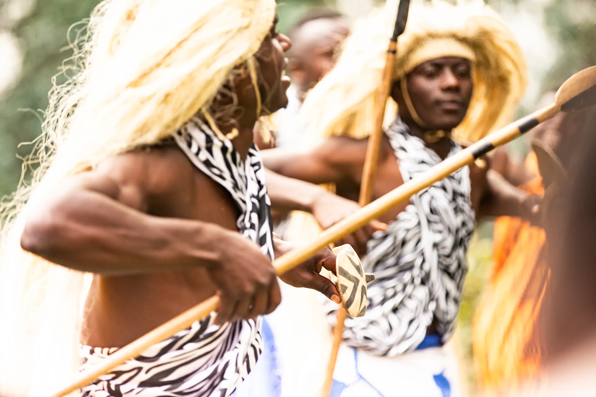Afrikanische Tänzer in traditionellem Gewand