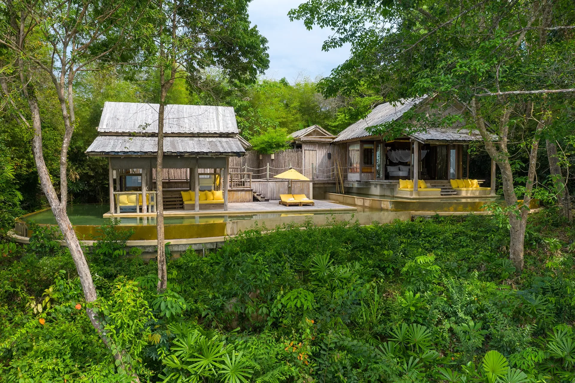 Exterieur einer Villa im Dschungel