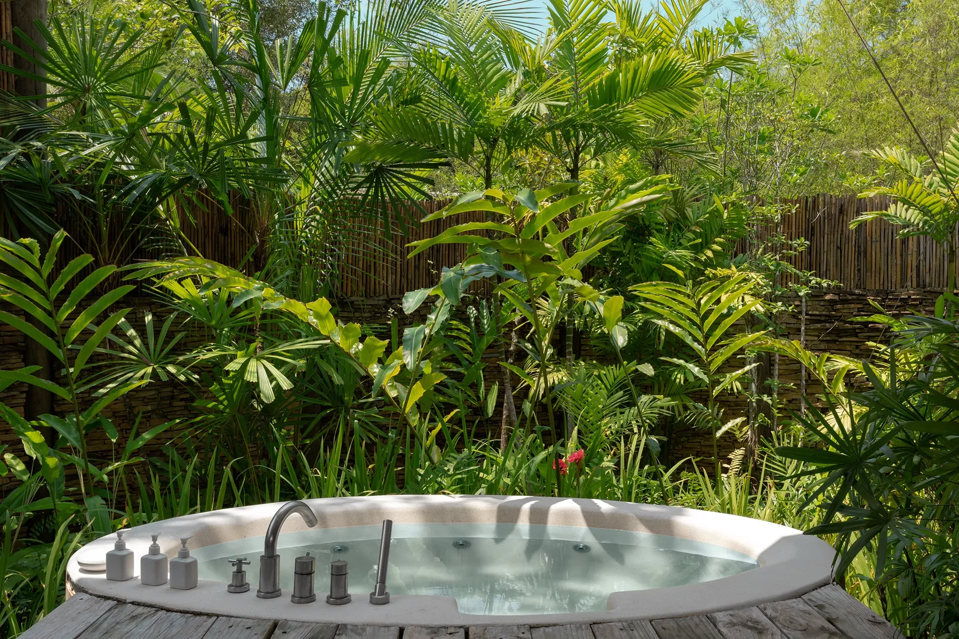 Badewanne in Garten mit Dschungelpflanzen