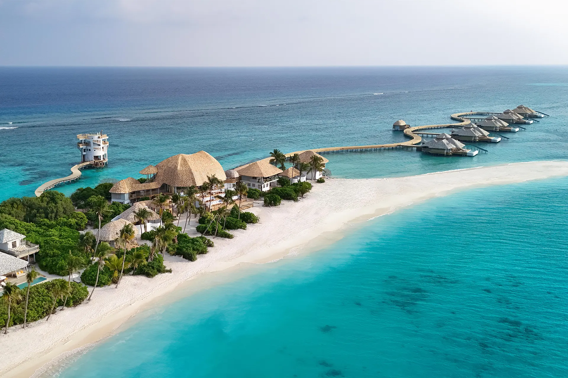 Maledivische Insel mit Wasservillen