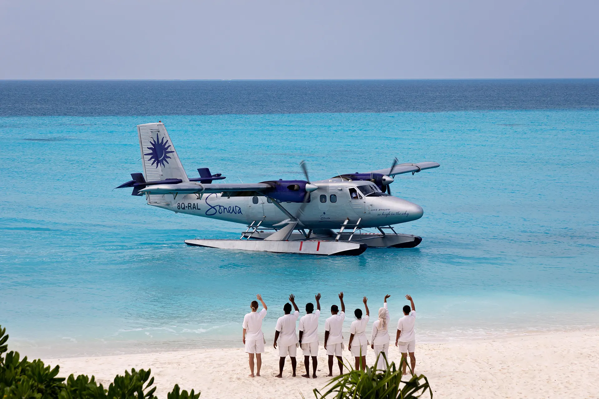Wasserflugzeug vor dem Strand des Soneva Secret