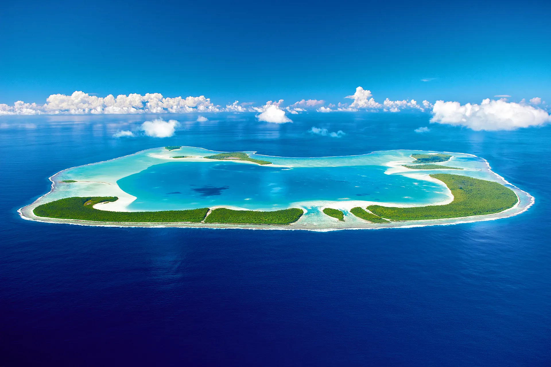 Luftaufnahme eines Atolls im Südpazifik