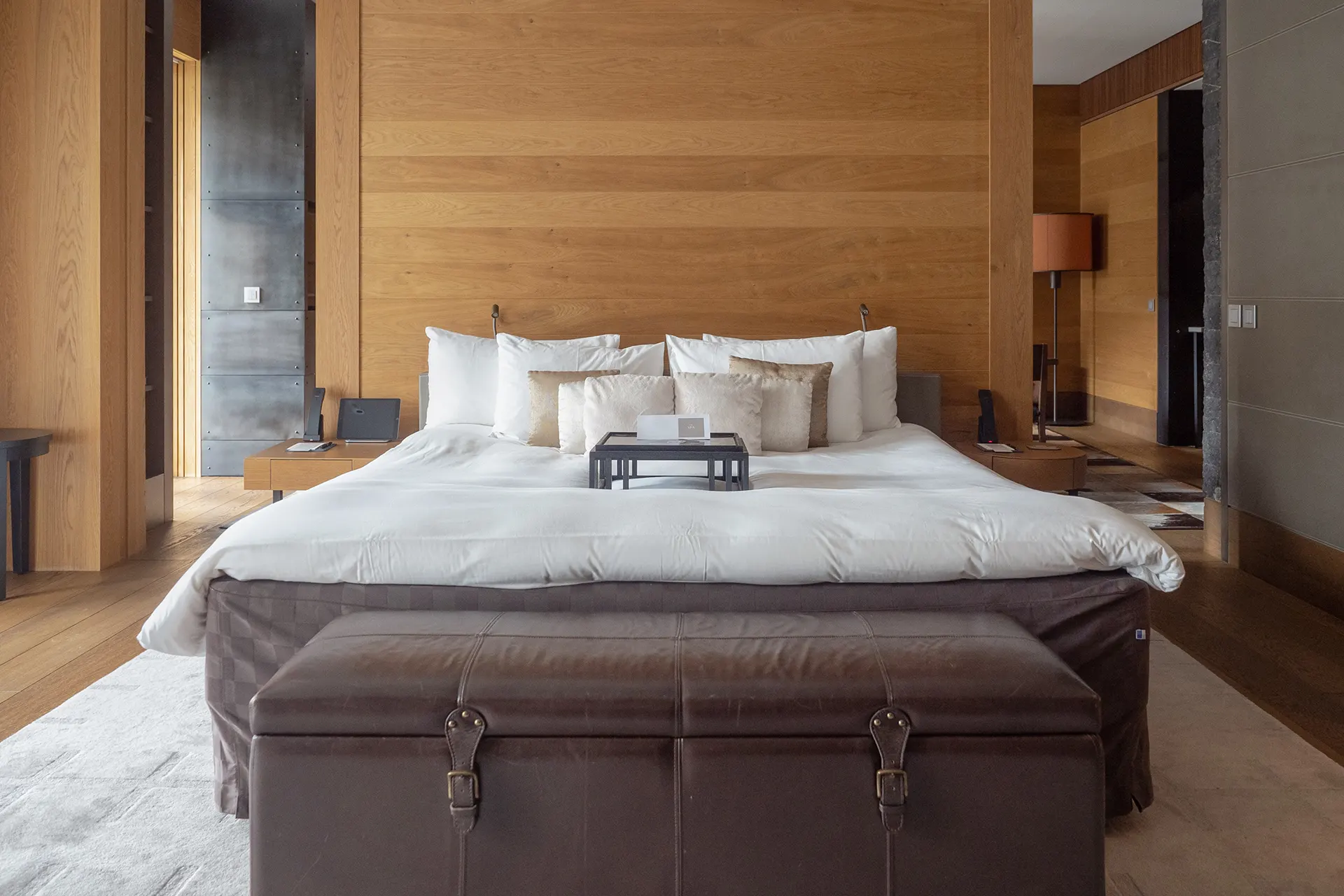 Doppelbett hinter großen Bettkasten aus Leder
