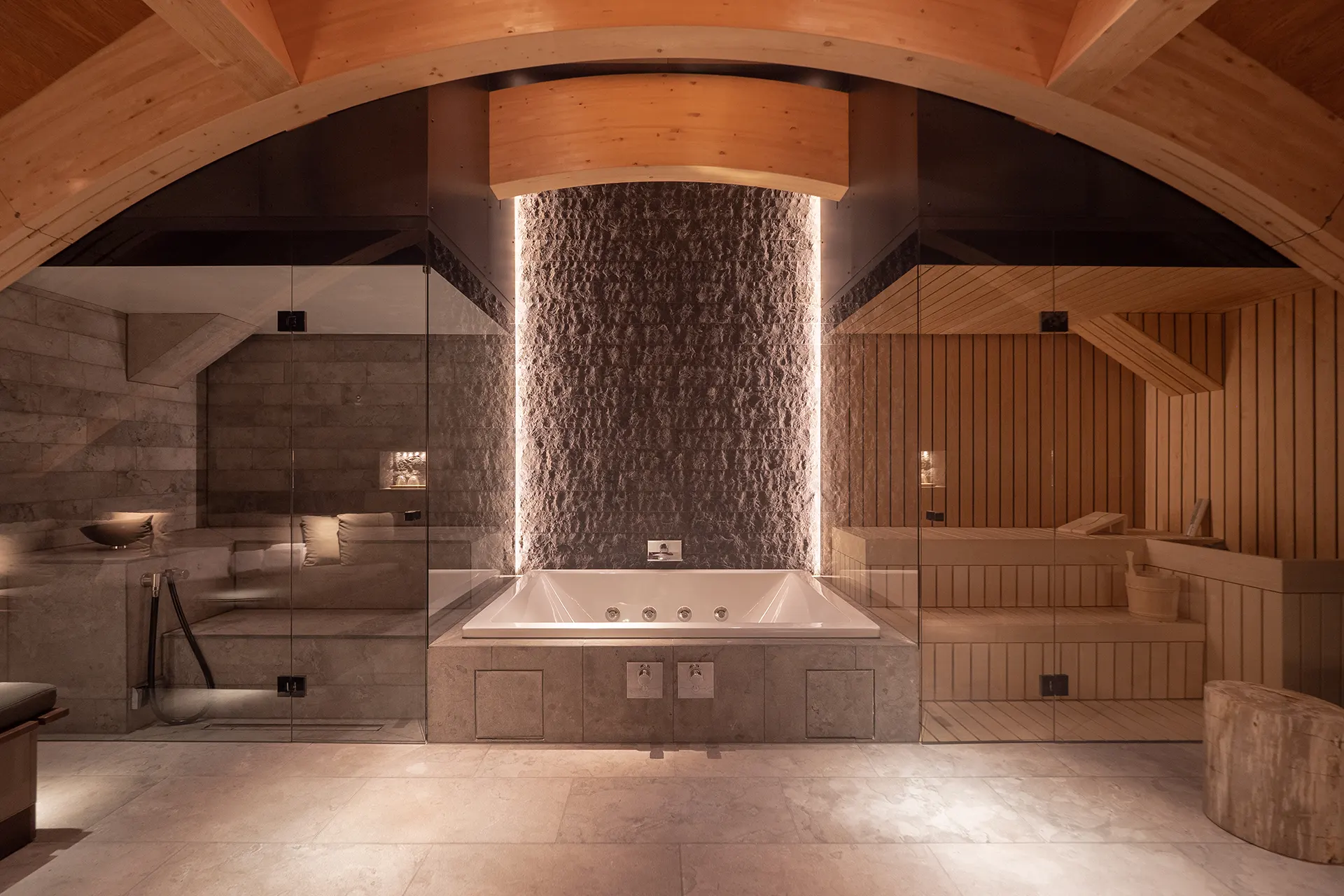 Dampfbad und Sauna in einer Luxussuite