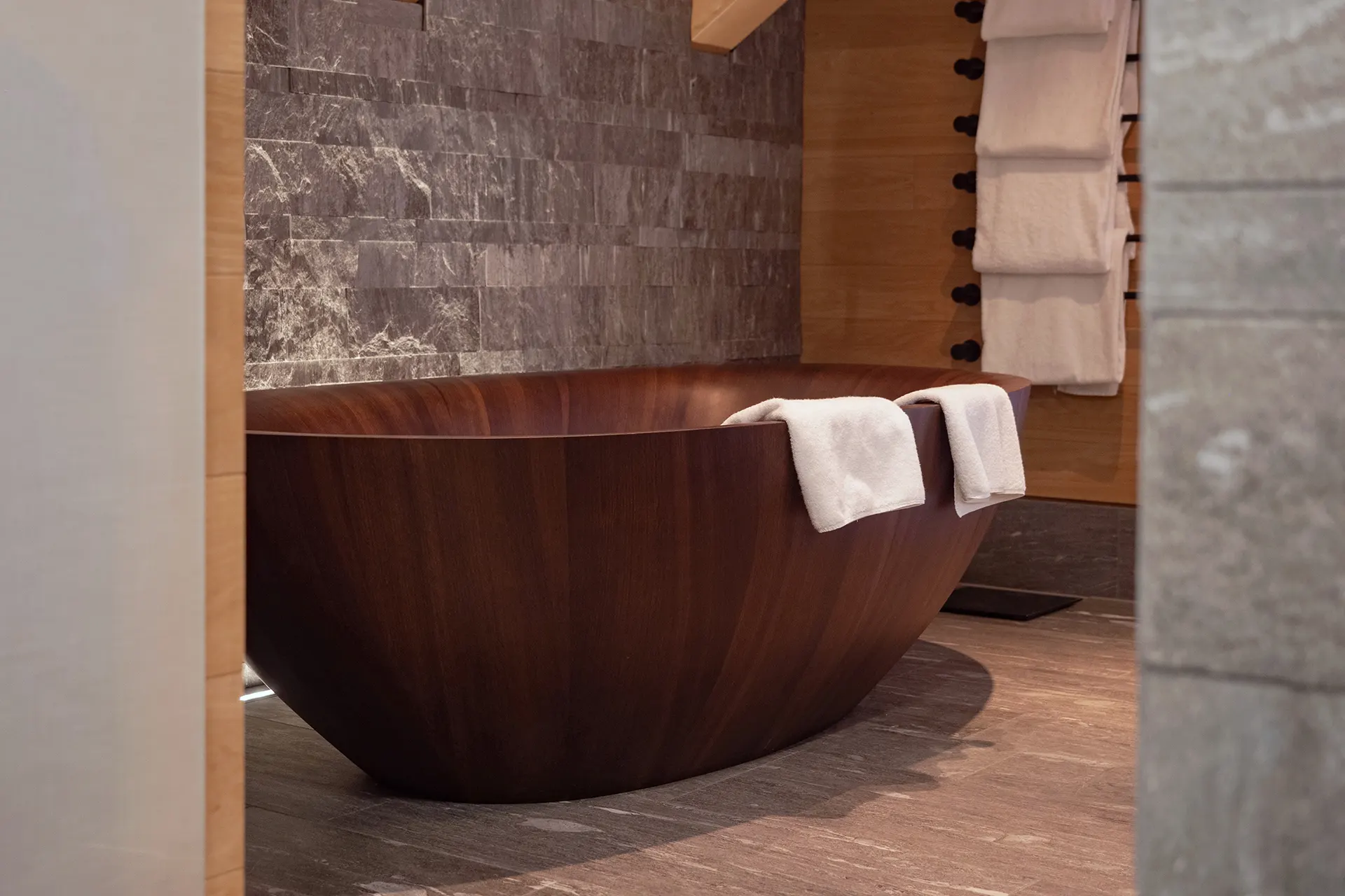 Edle Badewanne aus Holz