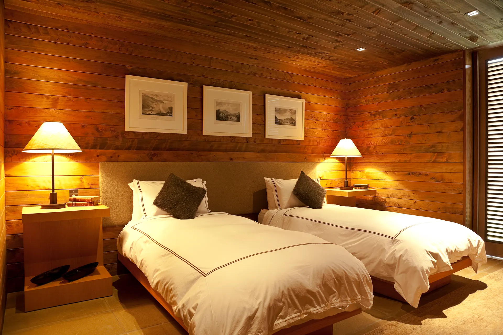 Holzvertäfeltes Schlafzimmer mit zwei Betten