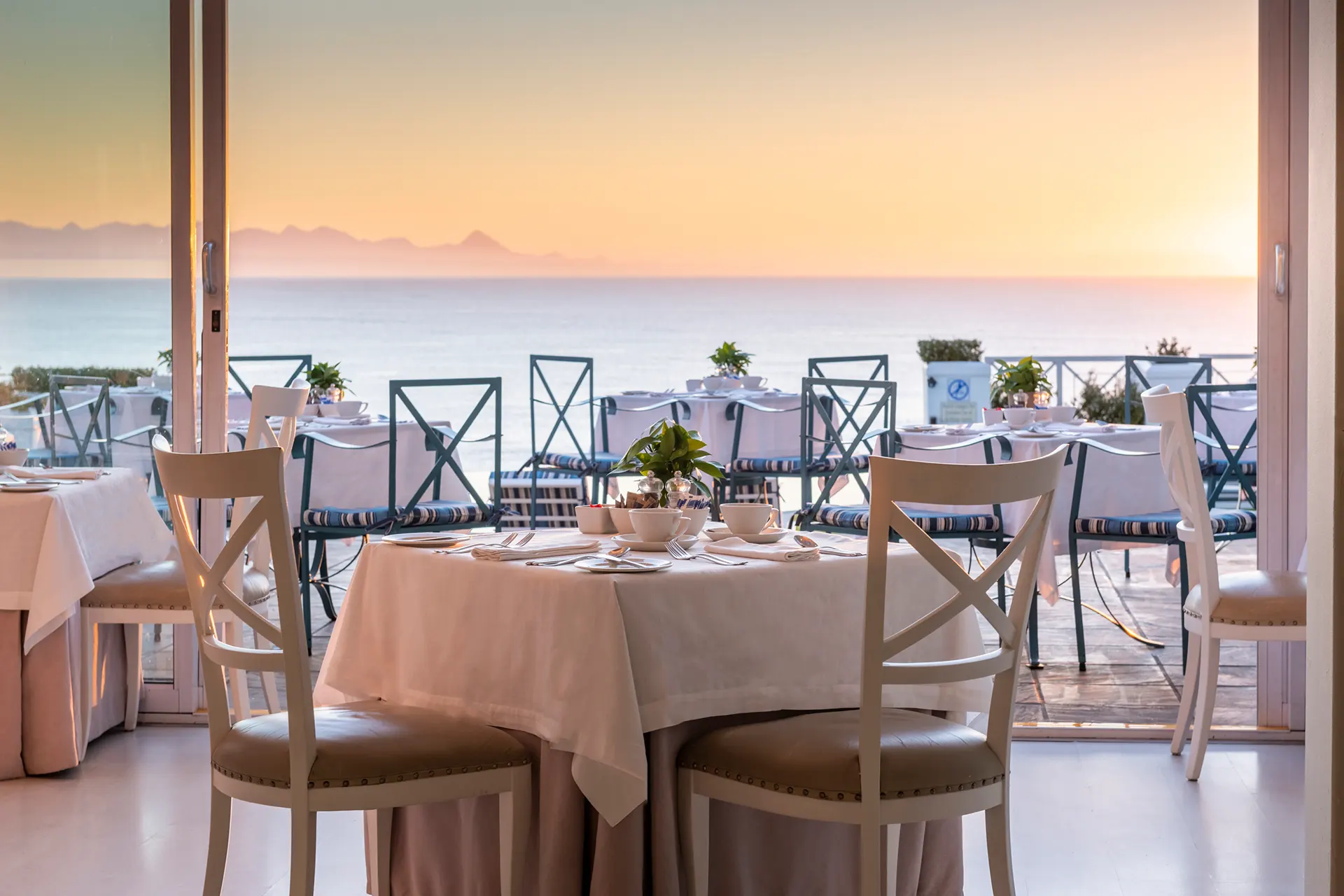 Halboffenes Restaurant mit Blick über das Meer