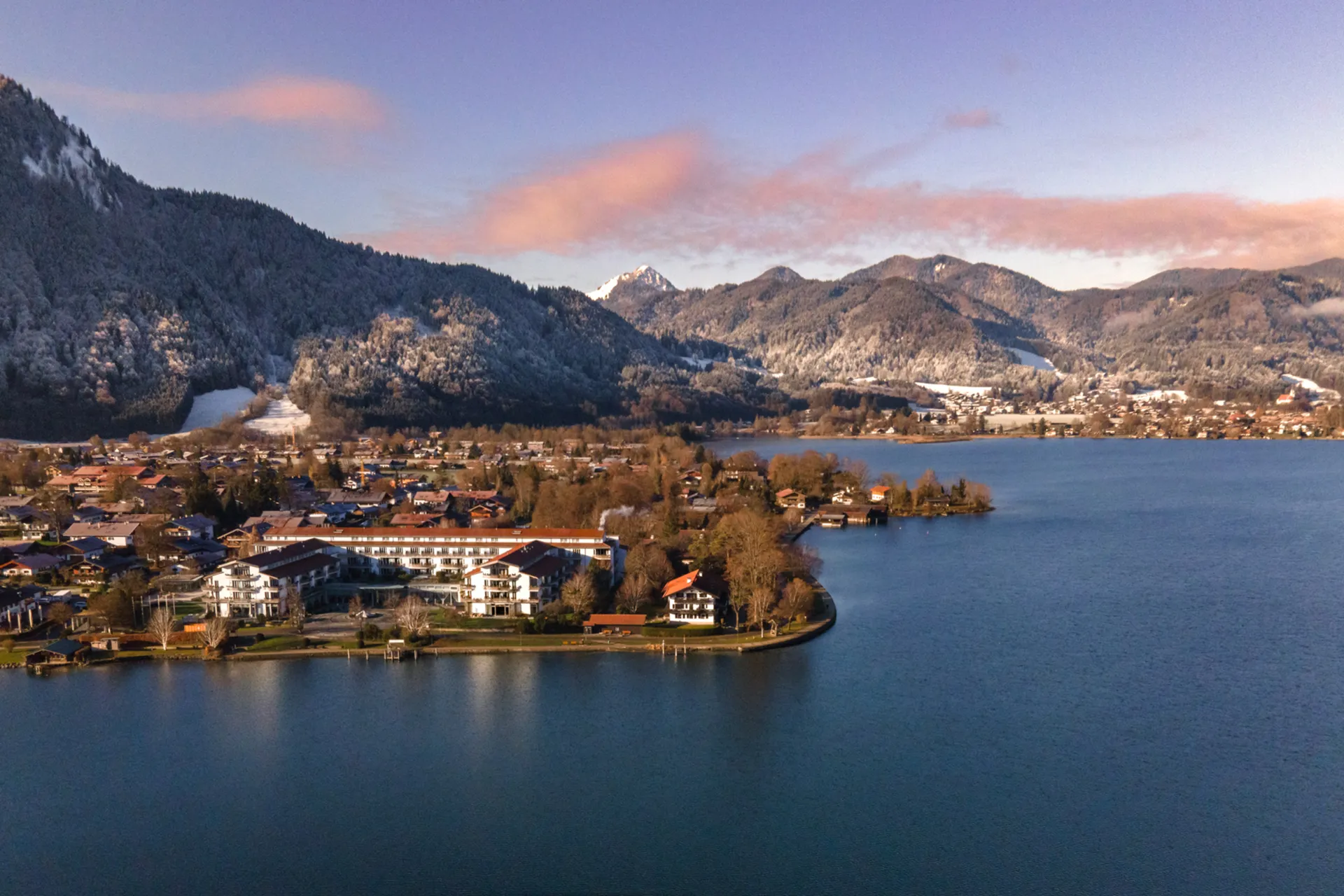 Hotel am Ufer des Tegernsees aus Vogelperspektive